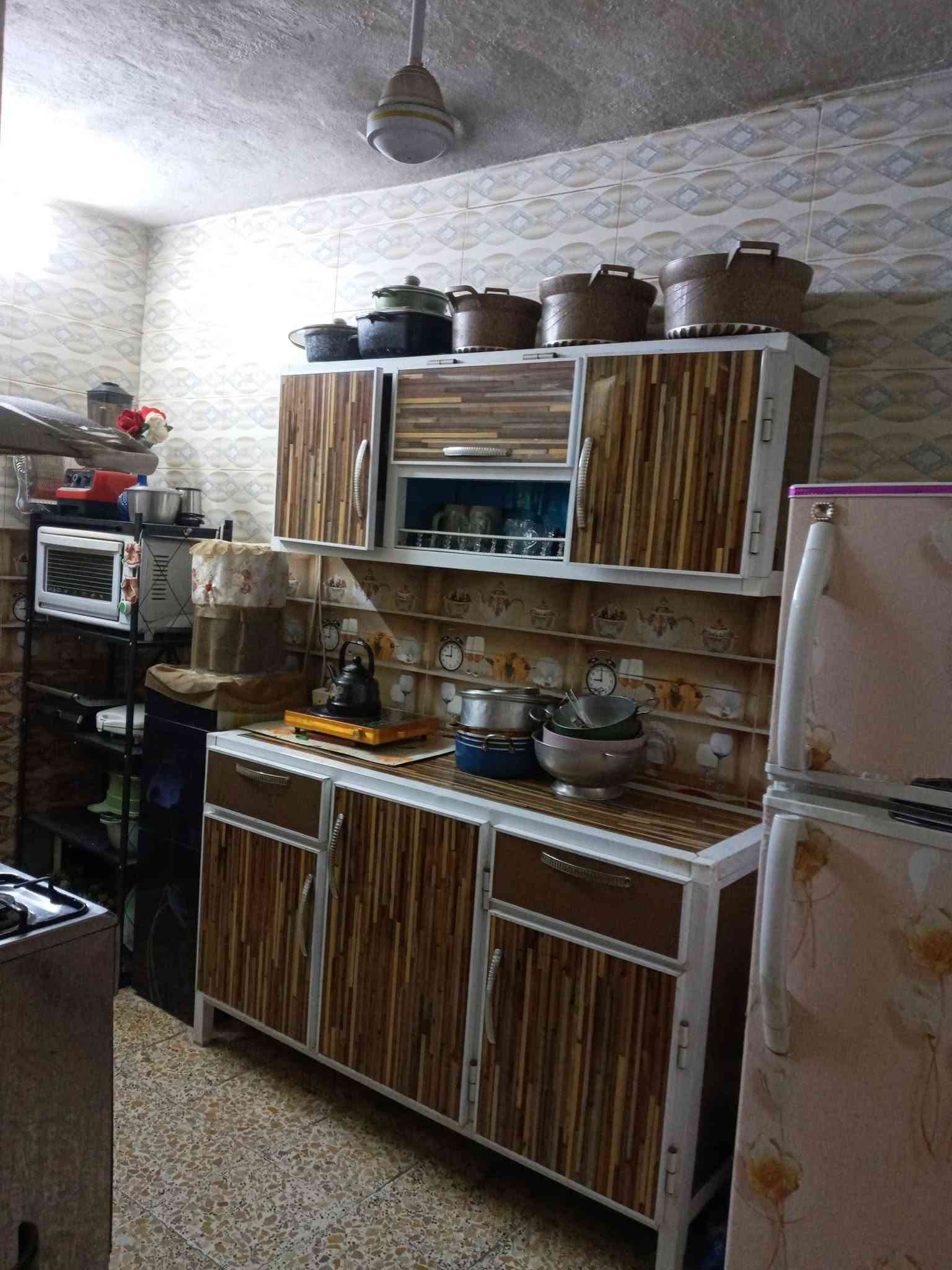 بيت للبيع طابو صرف 100 متر  شارع ابو سمير طابق ونص يحتوي على غرفتين واستقبال وحولي ومطبخ وحوش وصحيات
