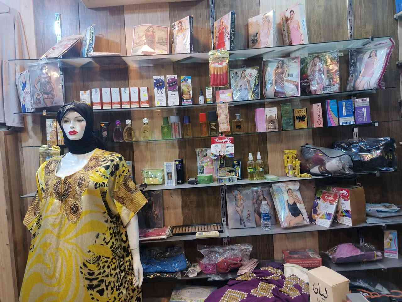 السلام عليكم
غراض محل كوزمتك للبيع مع فاترينه عدد 2 
مع سبلت واحد طن 
السعر 
مليون ونص وبيه مجال 
المكان الزعفرانية 
***********
