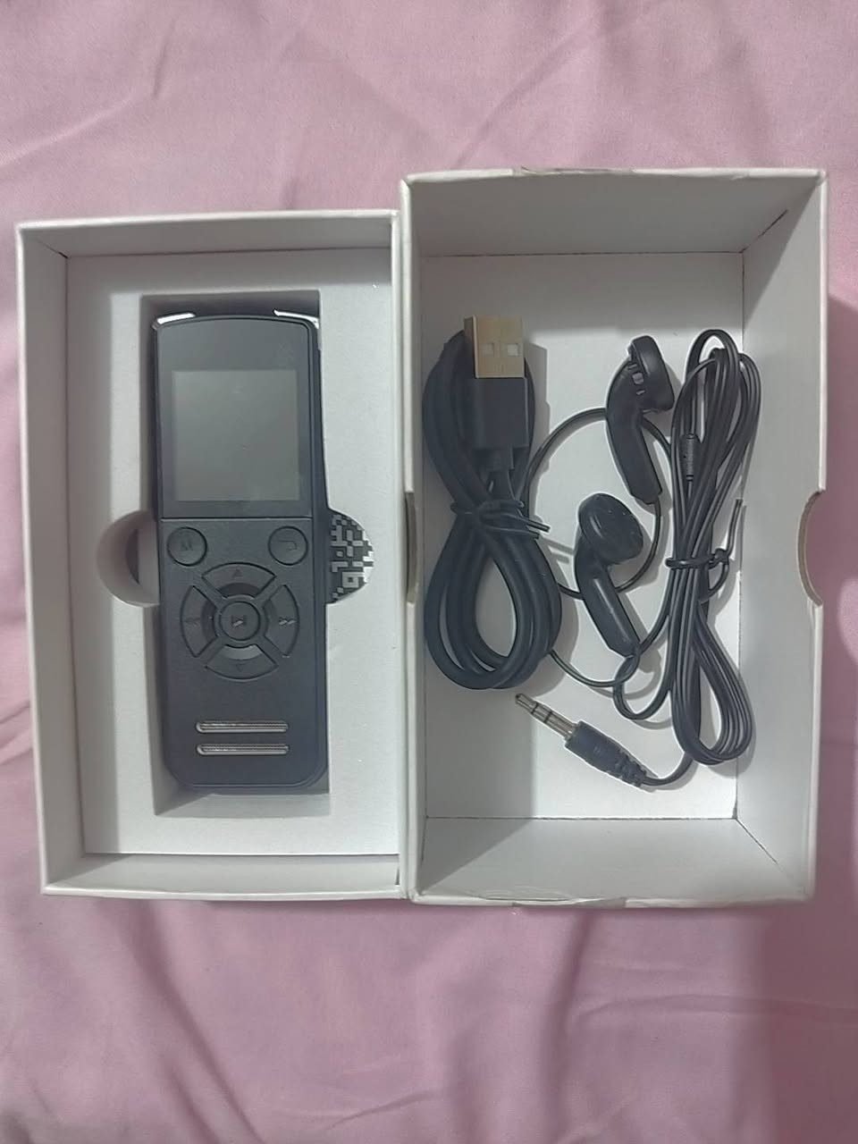 [للبيع] مسجل صوت رقمي احترافي محمول مع سماعات وكابل شحن (Digital Voice Recorder KP300)  
​مسجل صوت رقمي ذكي وعالي الدقة، مصمم لتسجيل المحاضرات، الاجتماعات، المقابلات، والملاحظات الصوتية بوضوح تام ونقاء ممتاز بدون إزعاج.  
​أهم الميزات والمواصفات:
✅ الموديل: KP300 Digital Voice Recorder.
✅ سهولة الاستخدام: مفتاح تسجيل سريع (REC / SAVE) لبدء وحفظ التسجيل بضغطة واحدة.
✅ الشاشة والأزرار: واجهة رقمية مزودة بشاشة عرض وأزرار تحكم مريحة لتصفح التسجيلات وتشغيلها بسهولة.
✅ الملحقات المرفقة: سماعة أذن سلكية للاستماع المباشر للتسجيلات + كابل شحن ونقل بيانات.
✅ التصميم: حجم مدمج وخفيف الوزن وسهل الحمل باليد أو الجيب.
✅ الحالة: جديد تماماً داخل العلبة مع كامل الملحقات.  
​💰 السعر: 25,000 مع توصيل 
​📲 للتواصل عبر الواتساب: ***********
