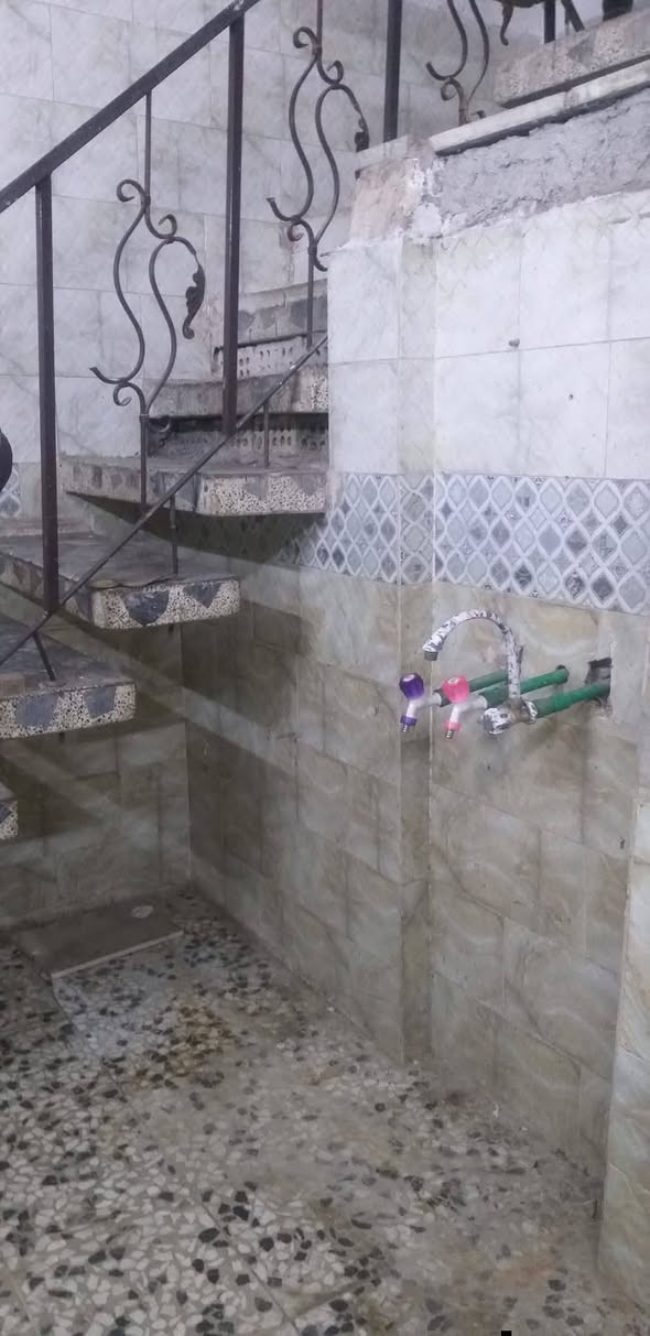 السلام عليكم  بيت 100 متر في منطقة الامين الثانية السدة جديدة طابقين للايجار في م  للتواصل و الاستفسار ع الرقم ***********
