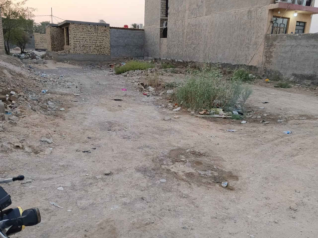 السلام عليكم احبائي قطعه زراعي سند 25   مساحه 270 المكان زراعي البو جعلول  متر واجه 10 نزال 27 يعني يصير عندك كراج وحديقه فول مي بل الباب كهرباء مولد خط ذهبي انترنيت شارعه 10 متر ثاني فرع بل الزراعي  مداور مباشر بسم راعيه واني مكلف بل النشر السعر 37 وبي مجال بصيط ***********
