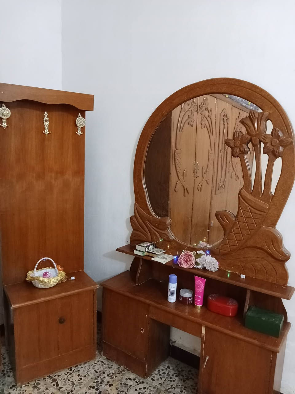 السلام عليكم غرفه اخشاب صاج للبيع المكان في مدينه الصدر السعر 450 وبيها مجال رقم الهاتف*********** بدون صوميه جربايه
