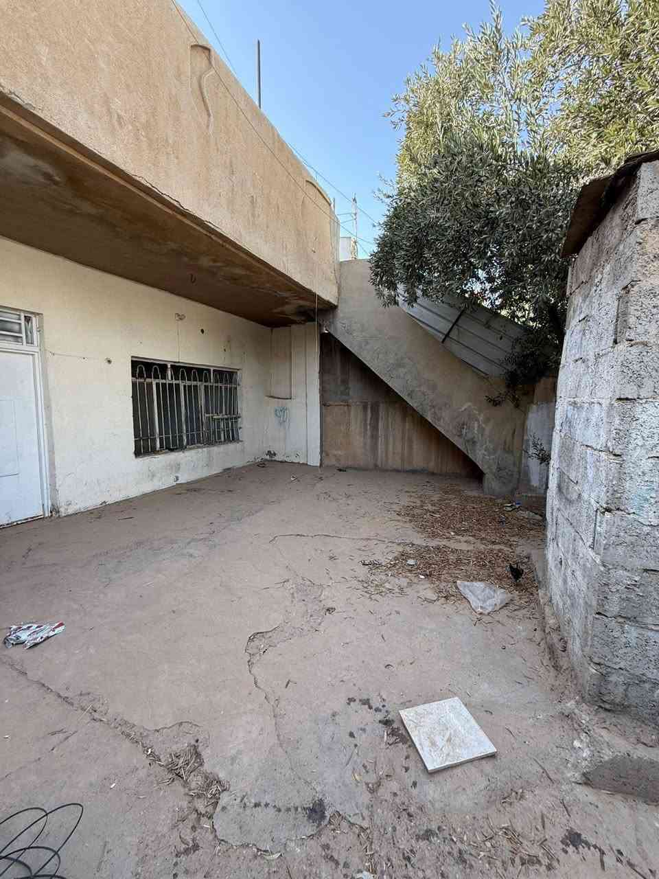 دار للبيع بناء قديم ودرج خارجي وداخلي هم  
الموقع/ محله510واحد حزيران خلف جامع الصفا مباشره قريب على شارع الجامعات 200م طابقين الواجهه10في20
باسم شخص واحد
للتواصل والاستفسار 
اتصل بل رقم واتساب  ***********
