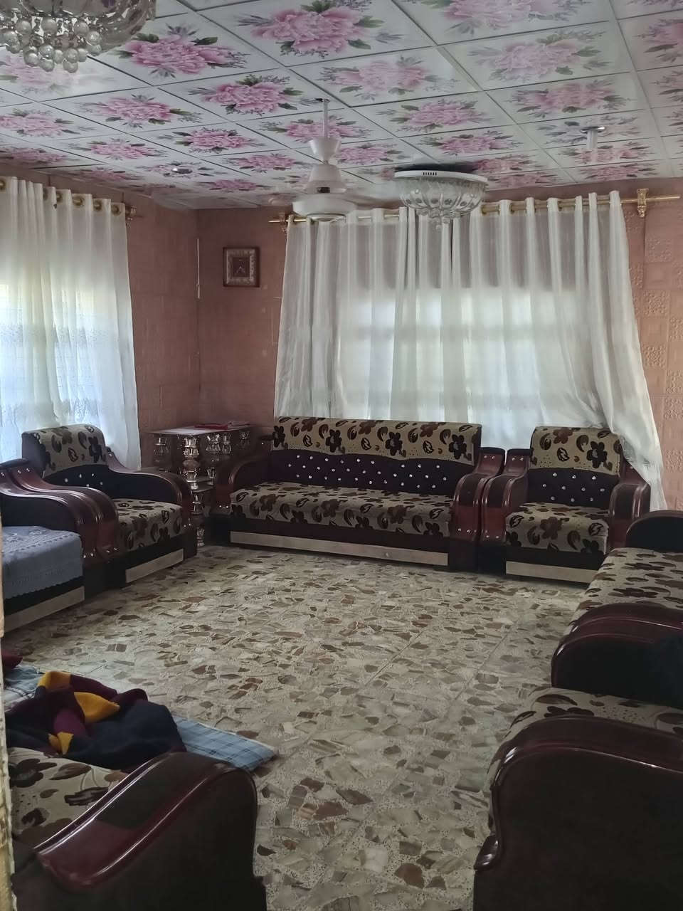 السلام عليكم
دار للبيع الموقع ابي غرق حي الحسين على بزل حجي علي الدار يحتوي على غرف عدد 4 ثنين فوك واثنين جوه كلدور + استقبال+ مطبخ + محل + مجمع صحيات خارجي + صحيات داخليه مشتركه مساحة الدار 226م بناء بلوك + الغرف الفوك فرمستون ركن 
للاستفسار 
‏‪‏‪***********‬‏
