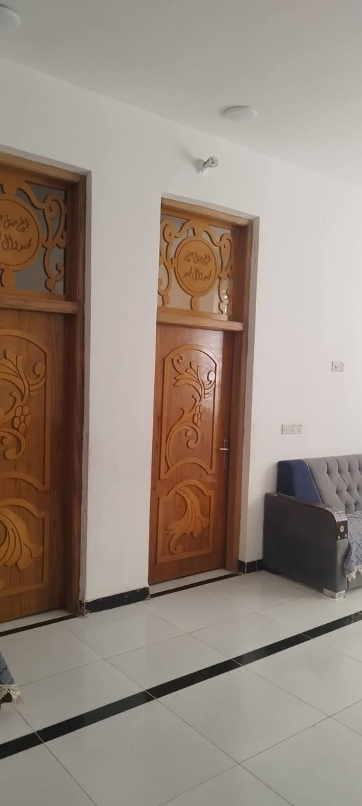 السلام عليكم دار للبيع طابو مساحه 270 ركن يحتوي البيت ثلاث غرف مجمع صحيه داخلي مطبخ حار بارد زائدا تحيات خارجيات كبير المكان قرب المدارس الصينيه الشويلي الاستفسار اتصال على هذا الرقم ***********
