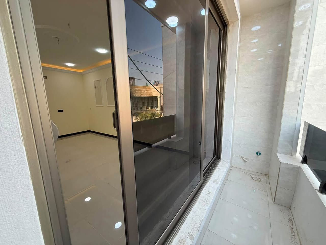الدار للبيع 🏠
المساحة 90 م❤️
( مدخلين )البيت درجة أولى فول الفووول دزاين مودرن 🌸
العنوان الشعب شارع الاسواق المركزية التجار ❤️ موقع جيد 👌
يحتوي الطابق الارضي على كراج صغير  واستقبال ومطبخ حار وبارد ومنور وخدمات ومكان غسالة معزول وغرفة نوم 
ويحتوي الطابق الثاني على غرفتين نوم وخدمات وبيتونة وسطحين
للاستفسار ***********
