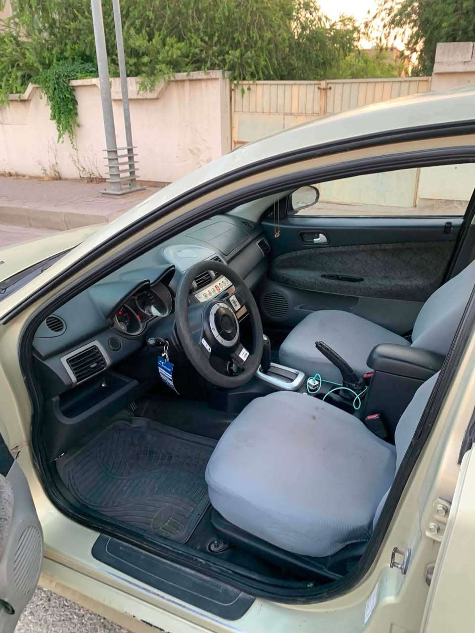 بڕۆتۆن بیرسۆن
***********
مۆدیل٢٠٠٩
مەکینە جوار بستۆن بیلاد
گیر تۆماتیک
جام کارەبا 
ئاوینە کارەبا
ئەیبیئیس
دەبل ئیرباک
تەبردید ساردو گەرم ئیش دەکات
بئ تەقەورەقە
تایەی تازەیە
سەنەوی وژینگەی تازەیە
رەقەمی تازەیە
بێ بۆیاخە کالبونەوەی هەیە
بەناوخۆمانەوەیە
تەحویل وبراوە وخرامە بەشەرت
(٥٥)گەلاو کەمیک مەعامەلە موشتەریت تیل بکە لەخزمەتام
*********** السليمانية, العراق

