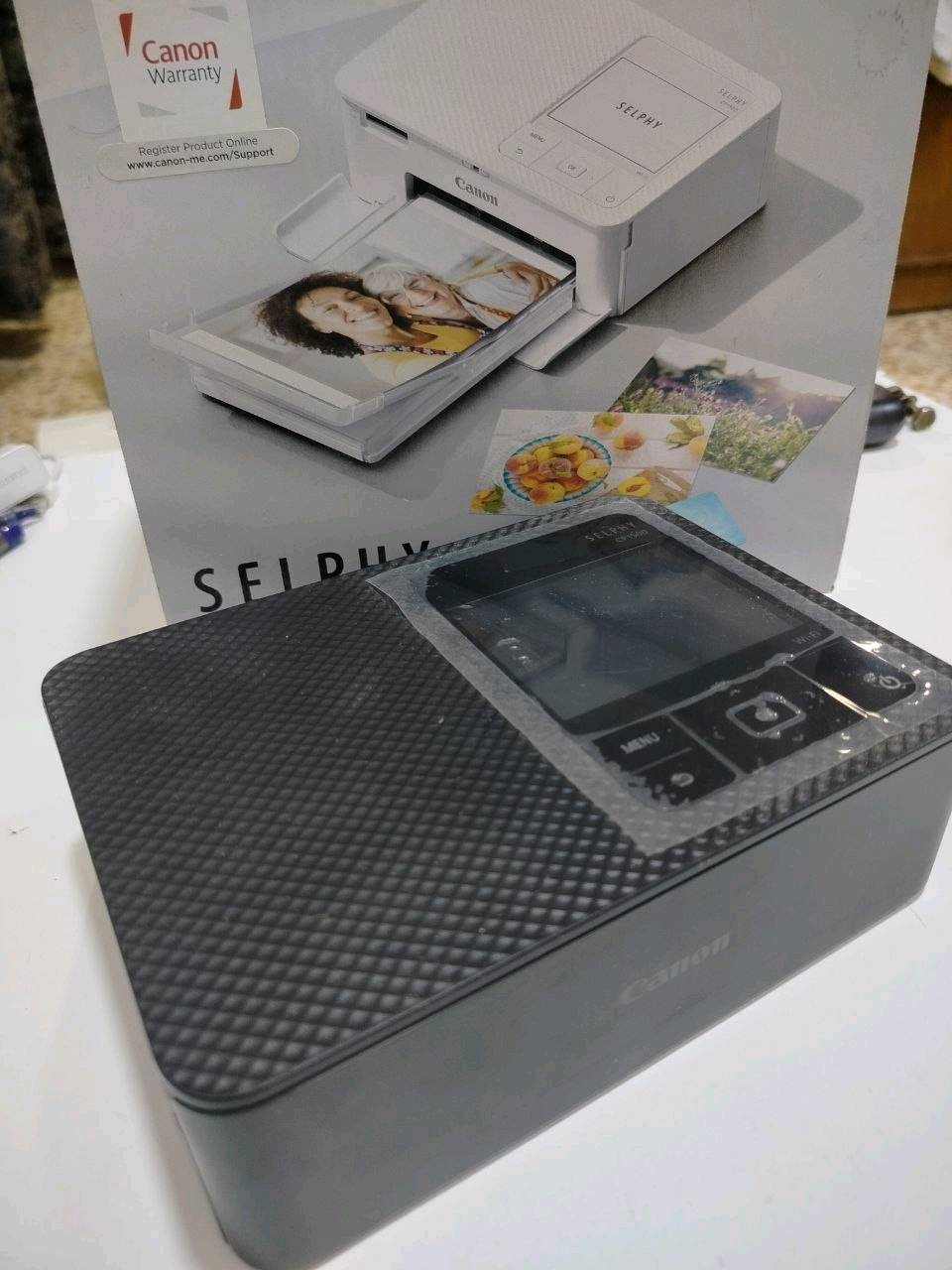 طابعة صور فوتوغرافية كانون سيلفي الأصلية | Canon SELPHY CP1500 (بحال الوكالة) 📸
​للبيع طابعة الصور الشهيرة من شركة كانون، تطبع صور استوديو بدقة وألوان خرافية وبثواني من موبايلك مباشرة. الجهاز نظيف جداً جداً واستخدام بسيط (لزكة الحماية الأصلية بعدها على الشاشة) وياها كارتونها.
​المواصفات والمميزات:
​اتصال لاسلكي (Wi-Fi): تطبع مباشرة وبكل سهولة من الموبايل (آيفون أو أندرويد) عن طريق التطبيق، وتدعم أيضاً الفلاش ميموري وميموري كارت (SD).
​جودة استوديو احترافية: تقنية الطباعة الحرارية الصبغية، تنزل طبقة حماية تخلي الصورة ضد المي والخدوش والبصمات وما يبهت لونها بمرور السنين.
​شاشة ملونة وأزرار تحكم: حتى تعاين وتعدل الصورة قبل لا تطبعها.
​أحجام متنوعة: تطبع قياس كارت بوستال قياسي (10×15 سم)، وصور الجوازات والمعاملات والملصقات المصغرة.
​حجم صغير وأنيق: تصميم عصري وخفيف تكدر تاخذه وياك لأي مناسبة أو سفرة وتطبع ذكرياتك بلحظتها.
​💰 السعر: 130 ألف دينار (وبيها مجال للشراي حق الجية).
📍 الموقع: [حي الغفران]
📩 للتواصل: راسلني خاص أو على الرقم‏‪***********‬‏
