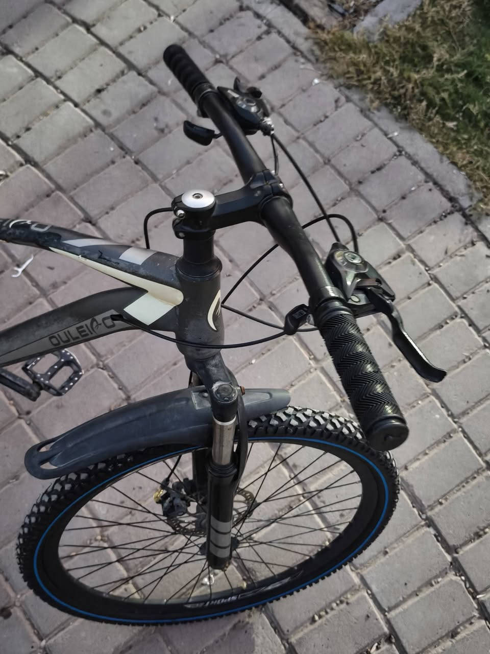 ​الماركة: OULEICO
الحالة:  بنظافة جيدة وجاهز للاستخدام مباشرةً.
​المواصفات:
​دراجة جبلية (Mountain Bike) متينة ومناسبة لكافة الطرق.
​نظام فرامل ديسك (Disk Brakes) أمامي وخلفي لقوة توقف ممتازة.
​ممتص صدمات (جامبينات) أمامي لسياقة مريحة في المطبات.
​دبلات وشاسيه قوي مع تايرات جبلية ذات ثبات عالٍ.
​السعر: [110] ألف دينار (قابل للتفاوض ).
​الموقع: [بغداد السيديه قرب تقاطع درويش]
​للتواصل والاتجاه: [***********]
