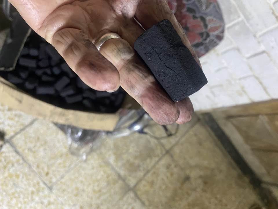 فحم اصبع املس ناعم ماركه اصاله اندنوسي ٨ كغم للتواصل ***********
