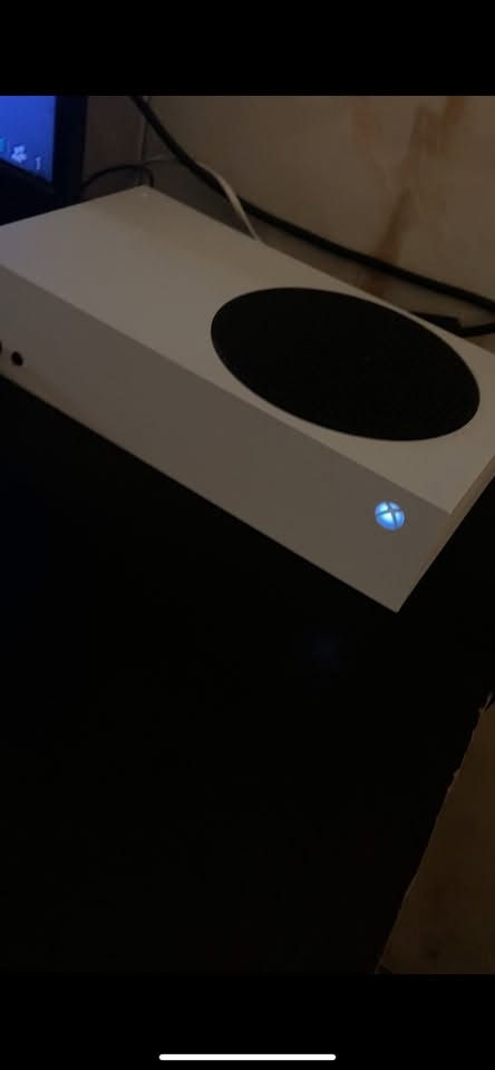 السلام عليكم
اكس بوكس سيريس إس للبيع 
الجهاز نظيف كامل ملحقاته 

جويستك عدد 2 
مع ups 850w يشغل 5 أو 10 دقايق 

مع العاب منزله 
Fifa26
Gta5
Mincraft
Fortnight  وبعد العاب 
وبي كيم باص 

السعر 450 ألف وبي مجال 
مكاني بغداد 
للتواصل واتساب ***********
