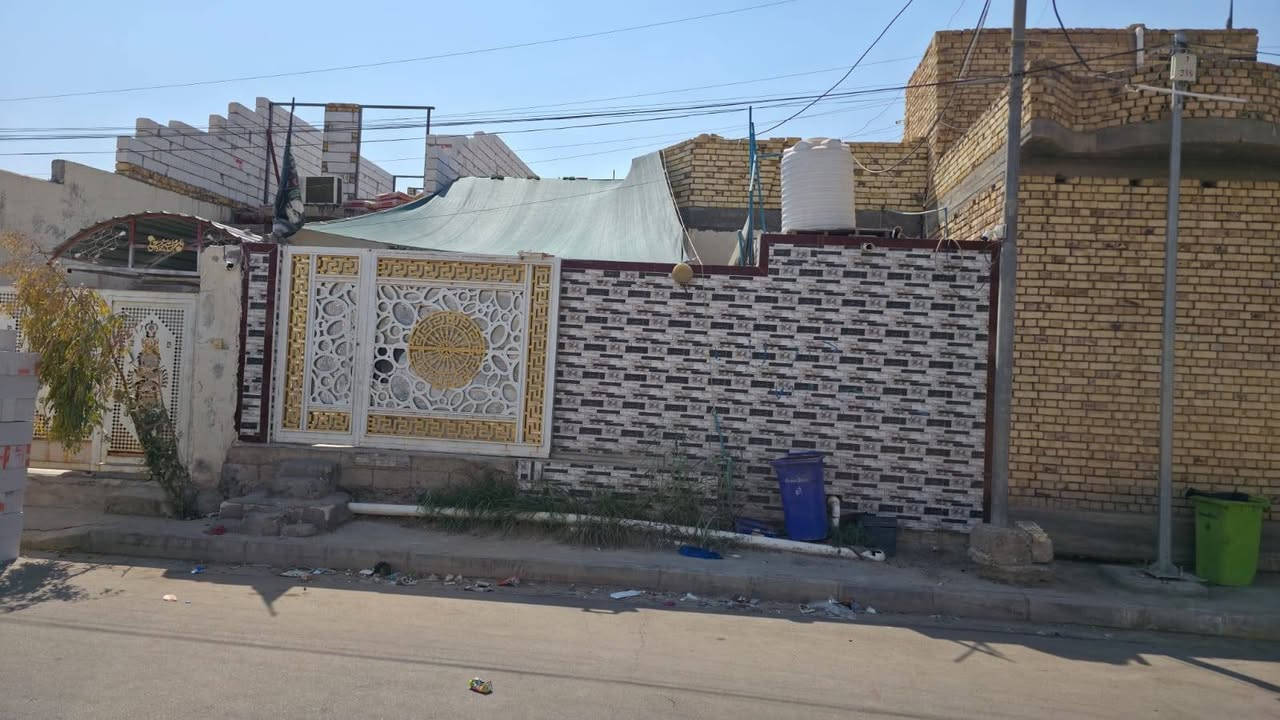 بيت للبيع مساحه 175م وجه 8م حي الشهداء مومن قريش قرب القاضي سعره 100مليون لتراصل ***********
