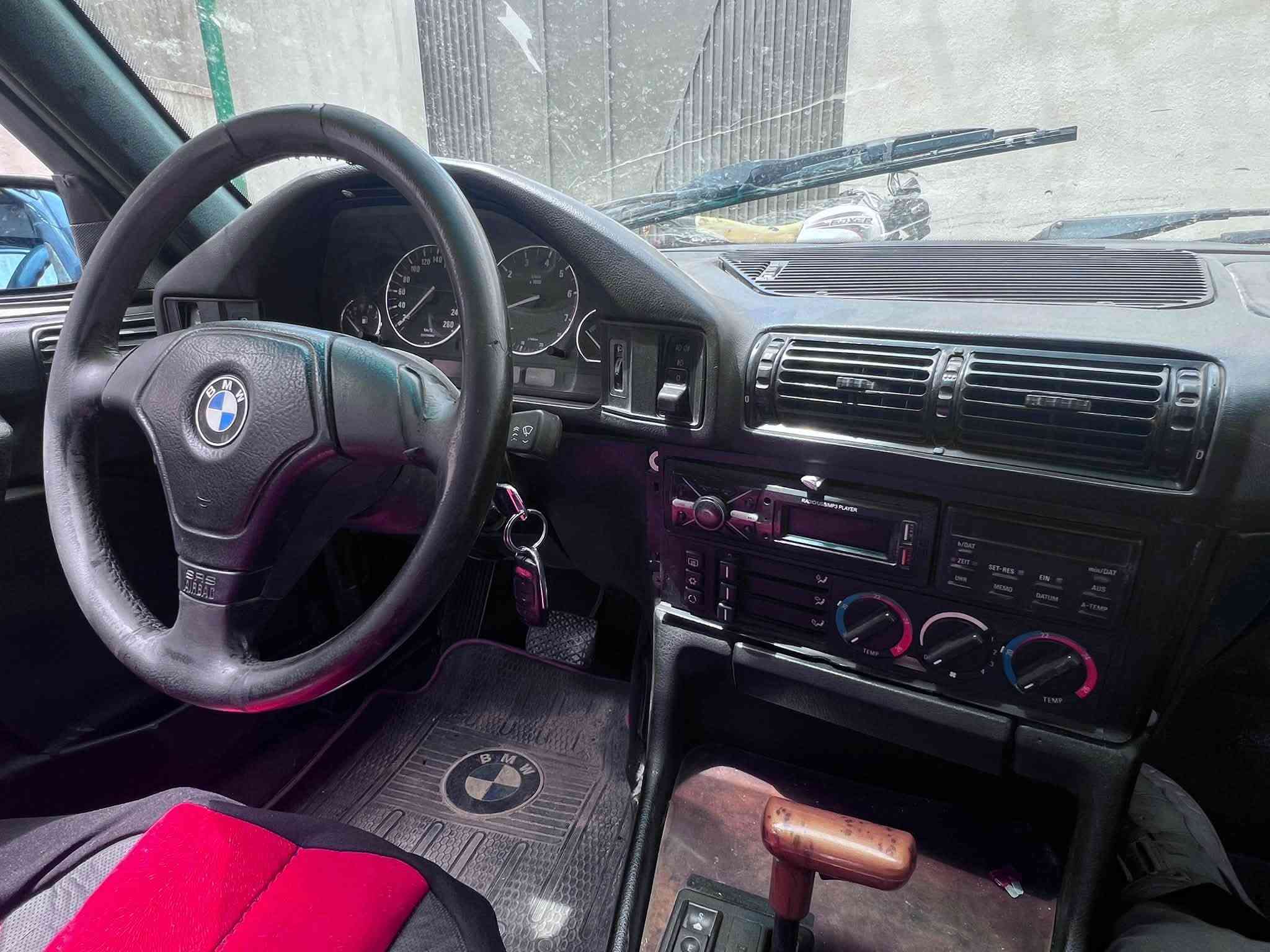اسلام عليكم اخوتي
BMW525i.          اصل 
شباب السياره للبيع 
رقم بغداد كير مكينه جدد شادهن 
عيوني السياره مكانه بصرهـ الحكيميه 
السياره تعميره بيدي اشتغلته ماكو شغله ما اعرفه بيها 
نواقصه كله اعرفه 
السياره حداديه كلش حلوه ونضيفه 
نقصه تبريد ول تنته 
كلش حلوه ولطيفه بديها كله نضيف ومرتب مابي نقوصات 

بيعته مستعجله رحمه الوالديكم بس الشراي يتصل بيه 
***********
علماً انا جناي مو بياع شراي السياره صاله عندي سنه ونص تقريباً
