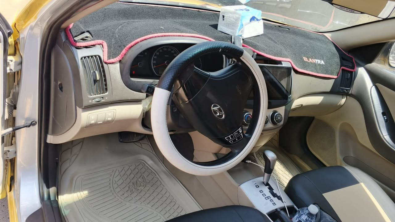 السلام عليكم النترا خليجي محرك ١٦٠٠  مديل ٢٠١١ مكفوله محرك حاويه جديد ومنضومه تبريد شركه اصليه وحداديه كامله ودوشمه جديده ويل كب اشاير بل مري اربعه دسك وشاشه وكامره سياره متعوب عليها مال جناي رقمها مميز بابل مشروع وطني السياره قديمه عندي وصبغتها قبل فتره سعرها ٩٧ ورقه مع المجال  لاستفسار وتساب او اتصال *********** او *********** مكنها بغداد ام الكبر والغزلان قرب تقاطع الكياره
