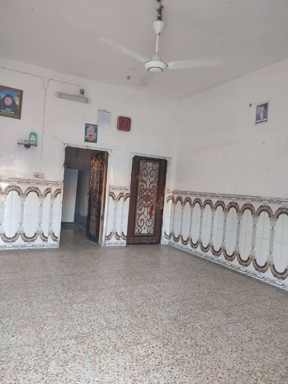 الدار للبيع اوقاف المساحه الكليه 215 متر 📍 متكون من غرفتين واستقبال وصاله ومطبخ ومجمع صحيات داخليه وخارجية 📍يبعد عن شارع التبليط 50 متر 📍بناء بلوك وعكاده بسعر مناسب جداً {ب 32 وبيه مجال بعد} الموقع الحمزه الغربي  قرب مدرسة الوقف الشيعي اوقاف// الاستفسار أكثر مراجعه مكتب المصداقية او الاتصال ***********
