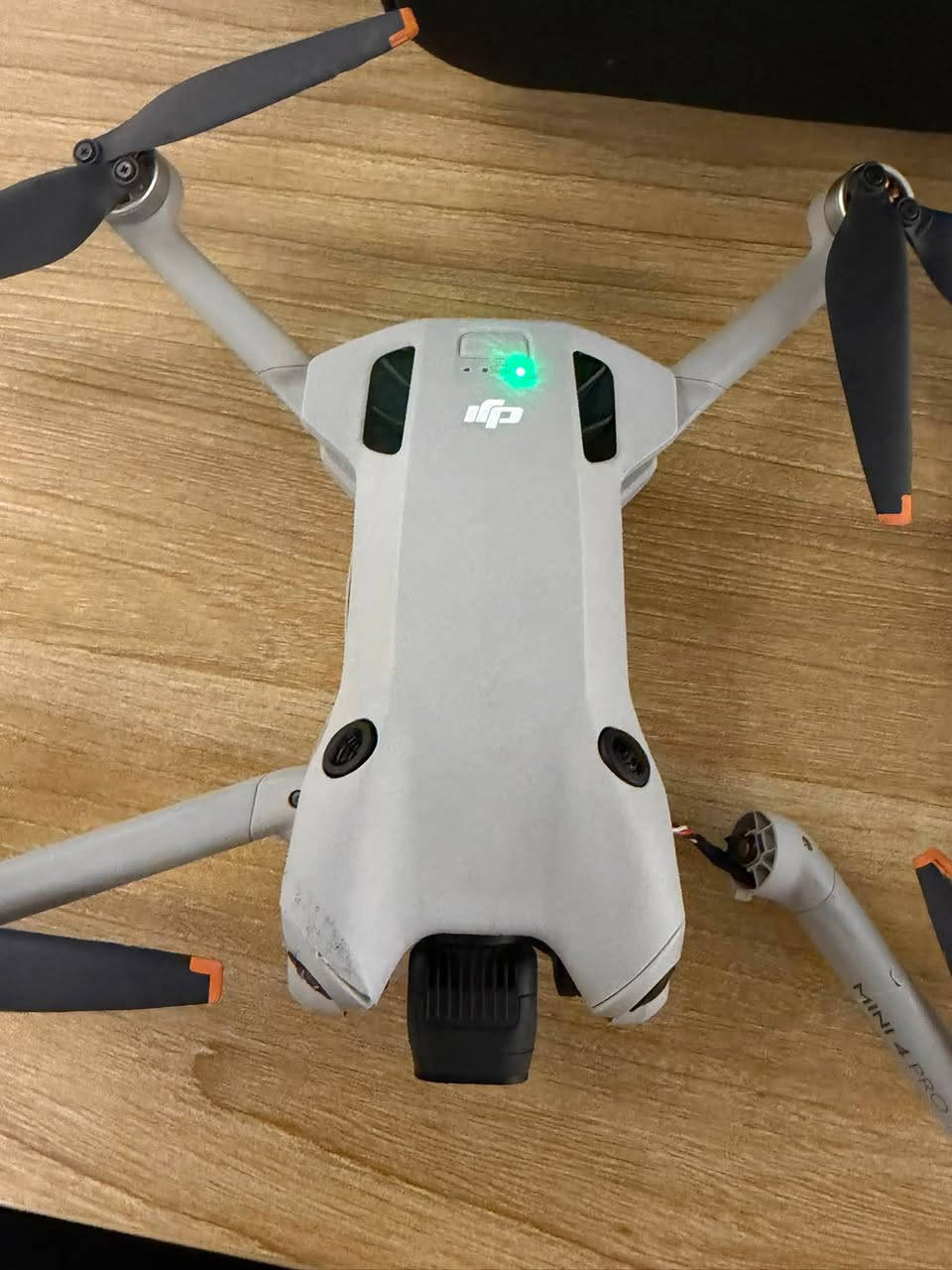 Dji mini 4 pro كومبو بلس 
جويستك Rc2 و 3 بطاريات كامل ملحقاتها ابيع على وضعها بيها ذراع خالع وعدسه الحساس الايسر بيها ضربة قيم واخذ تواصل ***********
