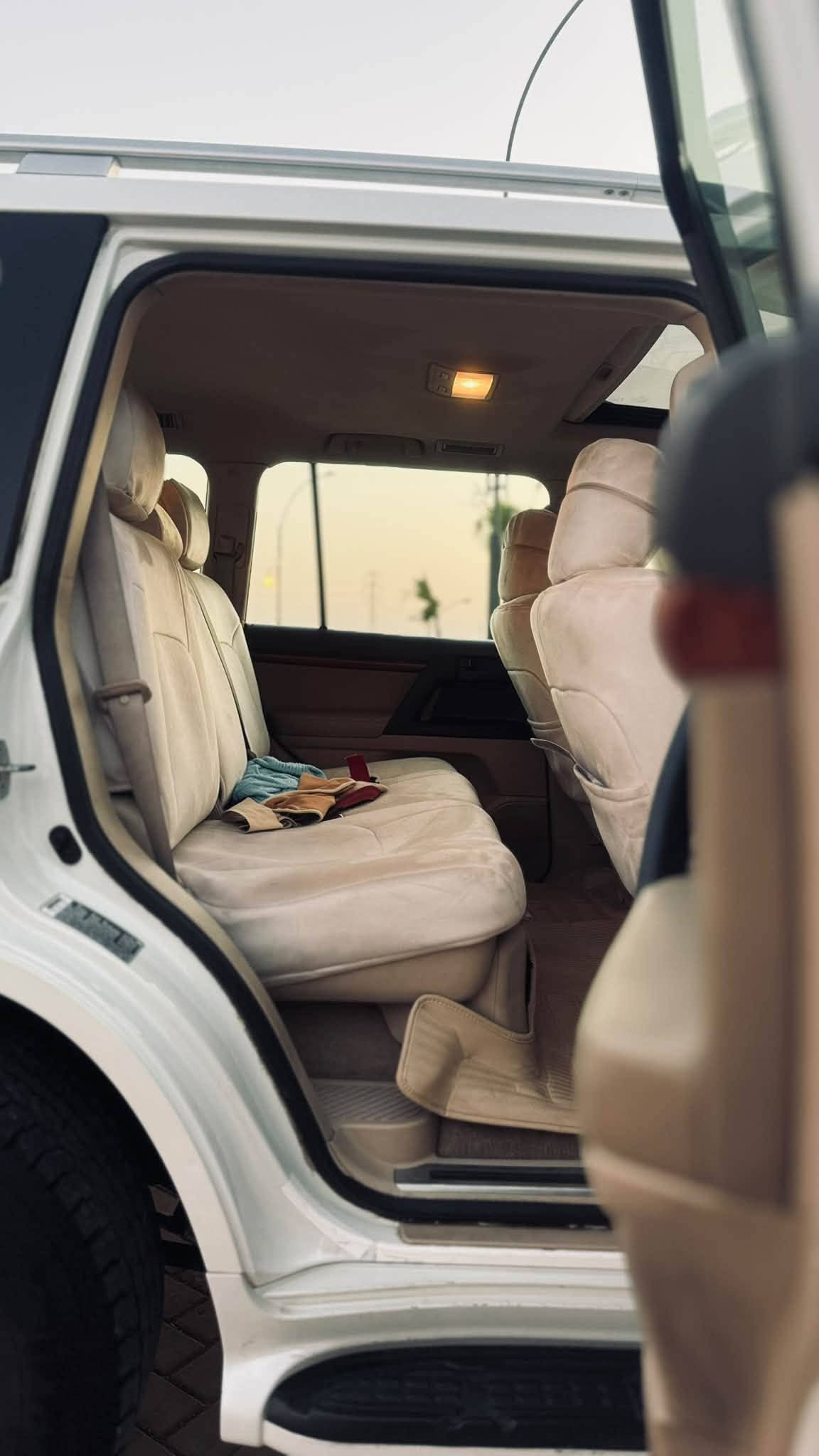 Land Cruiser GXR 2012 
.
سیارە ماشیە ١٨٥ الف کم حقیقي.
.
بدون صبغ بدون ضربە سیارە 
.
سعودی بریم .
.
سیارە گیر و محرک بشرط ما مفتوح .
.
سعرە ٣٥٥ ورقە و مجال بسیط 
.
***********
