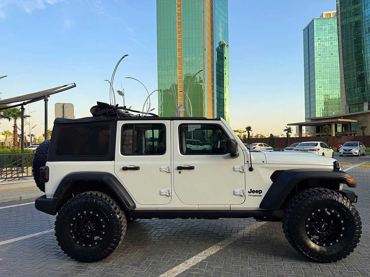 {Jeep Wrangler 2022}
🇺🇸~~~~~~~~~~~~~~215$~~~~~~~~~~~~~~🇺🇸
            ( وارد امريكى بدون صبغ و بدون تعديل )
               (سياره گير عادى 4*4 كامل تزويد )
موديل : 2022
مكينه : V6 سلند 3.6ليتر بنزين 
ماشيه : 35الف مايل حقيقى 
لون : ابيض
رقم شاصى : 1C4HJXDG9NW124191
رقم : اربيل سنوى جديد حتى 2030 تحويل مباشر 
مواصفات: فول عادى بس بصمة و كاميرا و دبل اكسل
مكينه و گير و كهربائي كل شرط 

مكان سياره / اربيل شارع ٦٠ 
رقم موبيل / ***********
                   ***********
              (سيارة جاهزه الحمدلله بدون اى نقص)
~~~~~~~~~~~~~~~~~215$~~~~~~~~~~~~~~~~ أربيل, العراق
