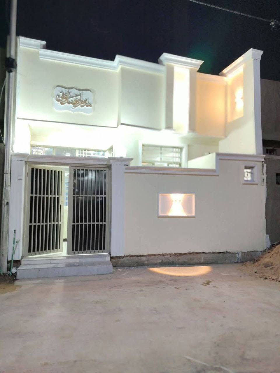 من رخصة المدير: بيت للبيع مساحه 110حديث سقف كونكريت صب  غرفتين نوم واستقبال وصاله ومطبخ ومناور وصحيات داخليه وخارجيه شارع تبليط باب بيت بيت مناقص شي سعر 44مع مجال عنوان نجف شارع صب عمود 314تواصل خاص او اتصال ***********
