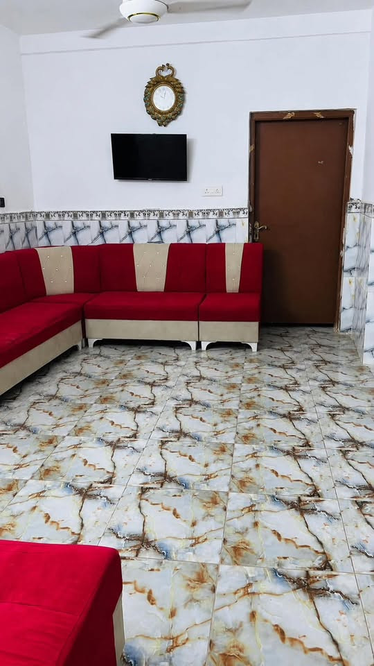 بيت للبيع مساحته ٣٢٠ يتكون من غرفتين وصالة ومطبخ وصحيات بناء جديد ومخزن البيت كله طابوق قرب العلوية ام عطية شلوش قريب على التبليط سعرة 45 للاستفسار ‭***********‬
