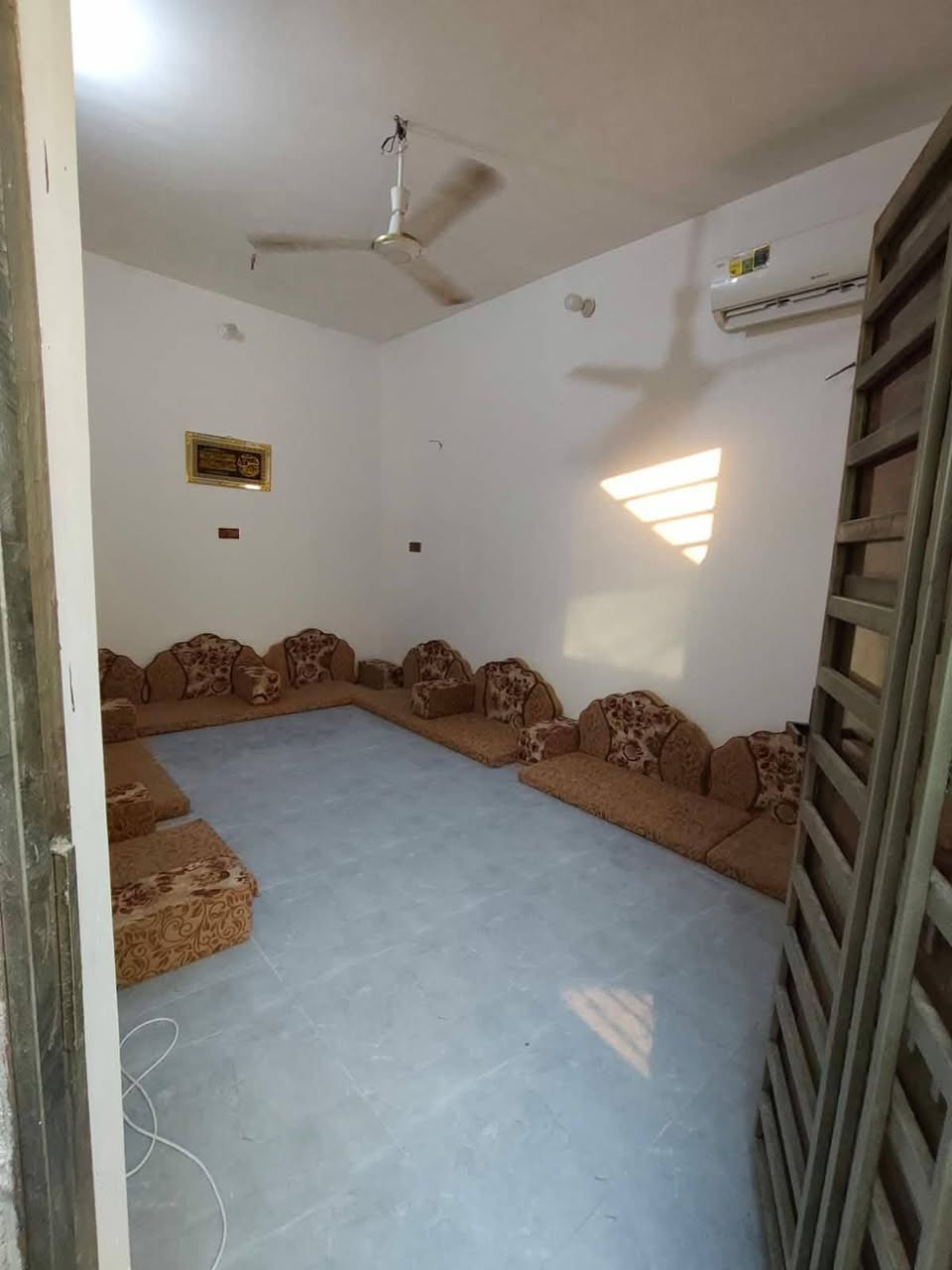 السلام عليكم اخوان بيت للبيع زراعي المساحه 100 البناء بلوك السطح كون كريت خدمات كامله البيت بسعر مناسب العنوان منطقه البوعظم شارع الصحن الاستفسار على الرقم أو واتساب***********
