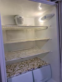 ثلاجه البيع شركة ايمرسون ثلاجه نضيف  الحجم الكبير وهيه ثلاجه وهيه مجمد...
