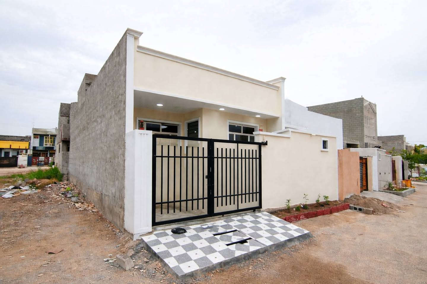 🏡 دار للبيع – بعقوبة / تقاطع القدس
📍 الموقع: بعقوبة – تقاطع القدس (دور الزراعة الثالثة)
🔸 قريب من شارع الريان
📐 المساحة: 150 متر
📏 الواجهة: 7.5 متر
📏 العمق: 20 متر
🚗 عرض الشارع: 10 متر
🧱 تفاصيل الدار:
طابق واحد ،، استقبال ،، مطبخ ،، صالة واسعة
مناور عدد (2)
غرفتين نوم ،، بيتونة كبيرة (بحجم الصالة)
دورة مياه (شرقي + غربي / داخل وخارج)
⚙️ الدار جاهز للسكن ويحتوي على:
ماطور ،، سخان ،، خزان ماء
🔌 الخدمات متوفرة بالكامل:
ماء ،، مجاري ،، تبليط ،، كهرباء
📄 نوع العقار:
طابو زراعي (سند 25 +  مكاتبه من مكتب مجاز ورسمي + نسخه من السند + وكالة عامة من صاحب الأرض مباشرة)

📞 للاستفسار:
وسام اللهيبي  ***********
ياسر فارس حسين *********** 
🏢 مكتب الجزيرة للوساطة العقارية
لبيع وشراء الأراضي والدور السكنية
