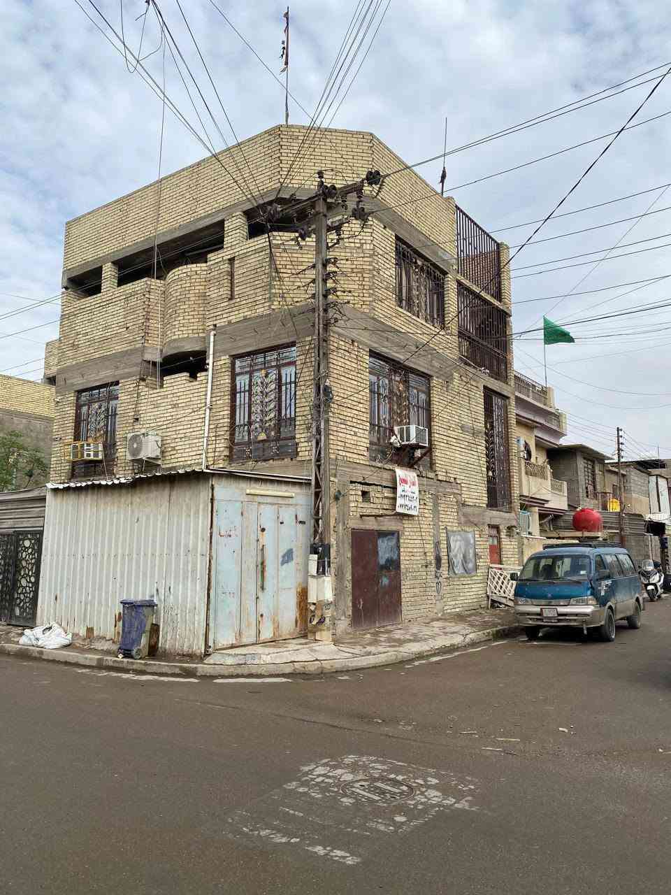 🏡 بيت للبيع - الكمالية / المعوقين
📍 الموقع: الكمالية - المعوقين - شارع الوازات
📐 المساحة: 100 متر مربع
🏠 البيت ركن
📄 السند: طابو صرف

مواصفات البيت:
🔹 7 غرف نوم
🔹 3 حمامات
🔹 4 صحيات
🔹 استقبال
🔹 هول
🔹 عدد 2 محل بالواجهة

للاستفسار والتواصل:
📞 ***********
📲 واتساب متوفر

وفق الله الجميع.
