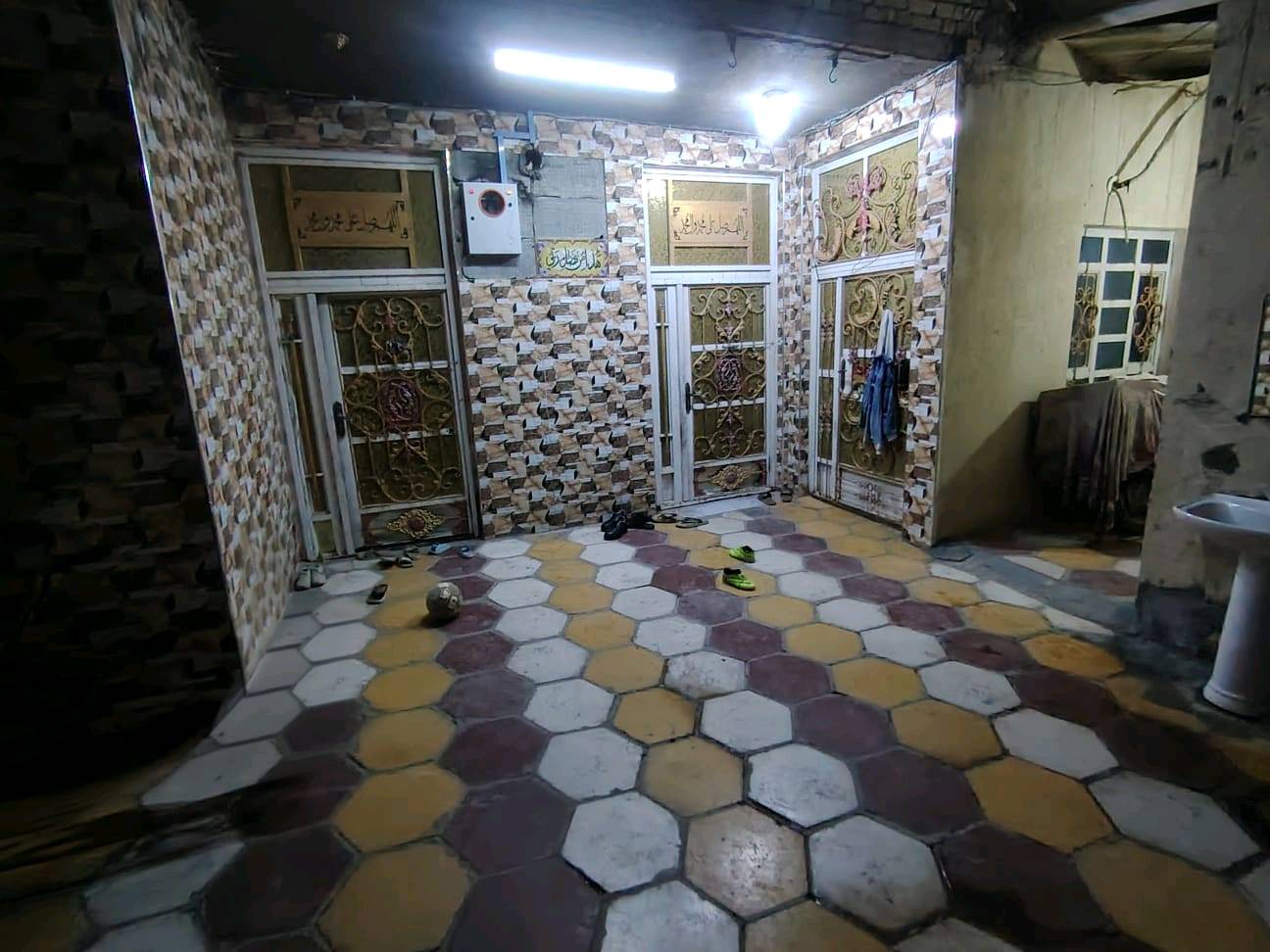 بيت للبيع بناصريه طابقين 200م بحي ام البنين ثالث بيت عن الشارع العام صير عله شكل حرف تي مال كهرباء تبليط بالباب السعر 115بيع مستعجل***********