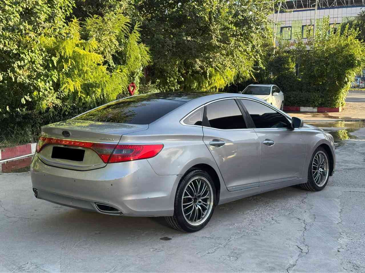 Azira 
فرؤشتن يان گؤرينةوة 
مؤديل 2014
فوول مواسفاتي بئ سلايد
كشن جلد و هيتةر 
ئاوئنة كارةبايي
6سيدي
گئر و مةكينة و كارةبايي بةشةرت
4پستني مةكينة مةرغوب بئ تؤربؤ
سةيارة توند و تؤلة يةك دينار مةسرةفي تيا نية
سةيارة ساغة بئ موس و براوةية 
دوو پارچةي بؤياغة بئ ناو گرتن
هةززة و پاكانةي سؤراني لةگةلة
68 و مجال
*********** أربيل, العراق

نص مكتوب في الصور:
- GRANDEUR
