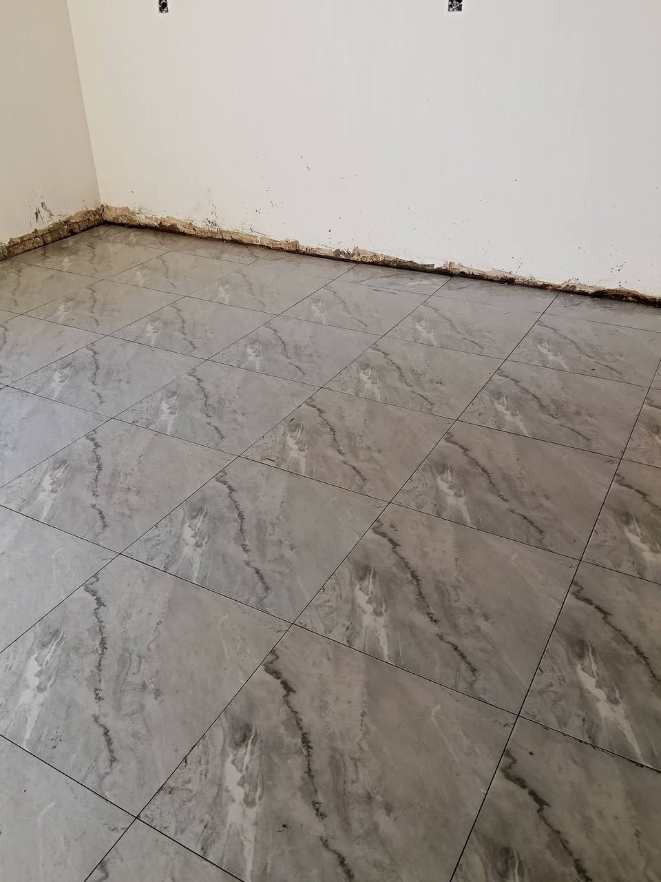 خلفه مصرى لتركيب البورسلين والمرمر والبايات والكاشى والجدران والالواح شغل درجه اولى التزام بالعمل للتواصل *********** مقيم بالسيديه
