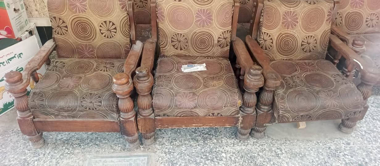 تخم زان مصري ثكيل مستعمل سبع مقاعد ٧ بيه اضرار كلش بسيطه بالكرويته موضح بالصور بالقماش.سعره ٥٠ الف مكاني البياع.
