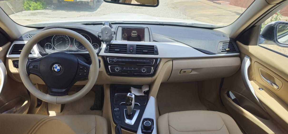 bmw 318i
سەیارەکە سفری ئێرەیە شەریکە عروشە 
 
مۆدیل 2016 
سەیارەکە دووپارچەی  بۆیاغە  بێ ژوورێ و بێ ناوگرتن چەملەغی لای سەیاق و بۆنیتی گۆڕاوەبۆ سپۆرت 
چوارتاییەی لۆکی لەژێرە 
ویلی سپۆرتی بۆ بەستراوە بێ کێشەیە
سەیارەکە پێشو پشتی عاسەیە و هەموویان کاردەکەن
سێ مۆدی لێخوڕینی هەیە 
سپۆرت و ئیکۆ و نۆرماڵ
سەیارەکە سێ گێڕە ئۆتماتیک و عادی و سپۆرتە 
گێڕە عادیەکەی 8 گێڕە 
تحدید سورعەیە 
سەیارەکە بەشەرتی گێڕو مەکینە
تەبرید لەسەر سویچە ساردو گەرم بێ کێشەیە 
ئاوێنەکەی دژە فوولە 
هەرچوار جامی کارەباییە 
تەحەکوماتی سەرسوکانی هەیەو هەمووی ئیش دەکات 
شاشەیەکی بێ کێشەی هەیەو هەموو شتەکانی نیشان دەدات 
وەهیچ غڕامەی لەسەر نییە تا 2027 سەنەوی نوێیە 
و بەناو خۆمەوەیە 
هیچ غڕامەیەکی لەسەر نییە 
تا بڵێی سەیارەیەکی بێ کێشەیەو کەم بەنزین دەخوات مەکینە سێپستن  دەبڵ تۆڕبۆیە
تەحکوماتی لایتەکانی لەناوەوەیەو هەمووی ئیش دەکات 
گڵۆپی تەمی هەیەو گڵۆپەکانی بێ کێشەن 
ئاوێنەکانی ئیشارەتن
دەتوانی لەدوورەوە لەڕێگایی سویچەکە جامەکانی داخەی و ئاوێنەی بخەوێنی
بۆ زانیاری زیاتر پەوەندی بکە واتس ئەپ و ڤایبەر *********** بشدار, السليمانية
