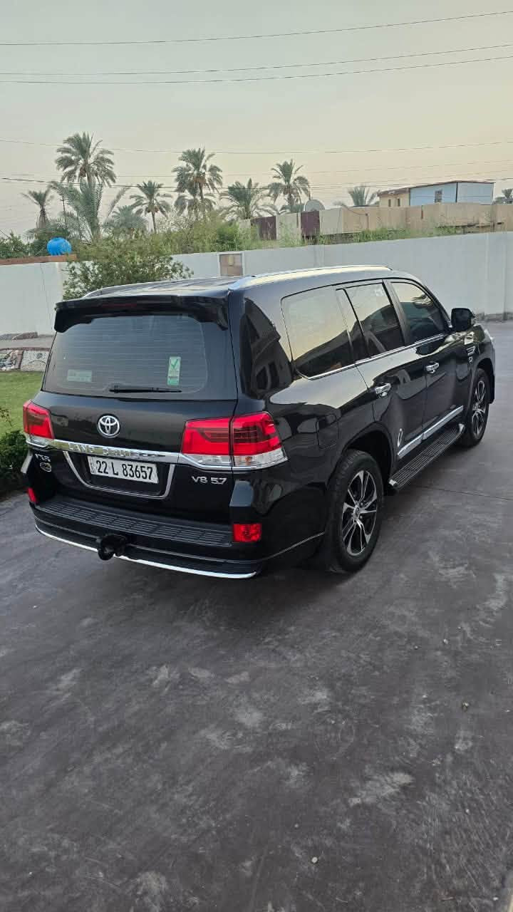 لاندكروز 2021 VX.R
محرك 5700 V8
سبير منازل كتلوكات الشركه كله موجوده 
السيارة  مكفولة كفالة عامة من جميع النواحي ونظيفة بمعنى الكلمه 
عدد البصمات 2 
المواصفات:
انظمه قياده 
حساسات أمامي وخلفي
داخل بيجي 
صاج ملكي 
كاميرات 360 أمامي وخلفي وجانبيات – 4 كاميرات
مري شفط ونظام ترحيب
اشاير لكزز سحب
تبريد بالكشنات
باب خلفي كهرباء
لايتات دبل عدسة + LED
جميع الكشنات كهرباء
زنون بلادي
فتحة سقف
داخل جلد 
نظام صوت Mark Levinson
مقاعد تدفئة وتهوية
3 شاشات
نظام مانع الانزلاق
نظام نزول المنحدرات
إشارات بالمرايا الجانبيه
شاحن لاسلكي 
ستيرن كهرباء + خزن ستيرن + خزن كشنات
وبعد بيها هواي مواصفات
مكاني بغداد 
رقم شمالي تحويل مباشر 
السعر ٥٧ الف دولار 💵 
للاستفسار الاتصال على الرقم ***********
