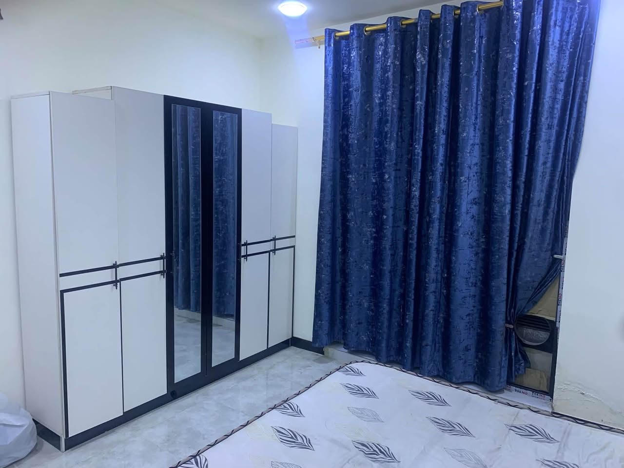 سلام عليكم غرفة نضيفة ومابيها شي وياها دوشك محتاج ورح ابيعها ب250  الرقم *********** بي واتساب
