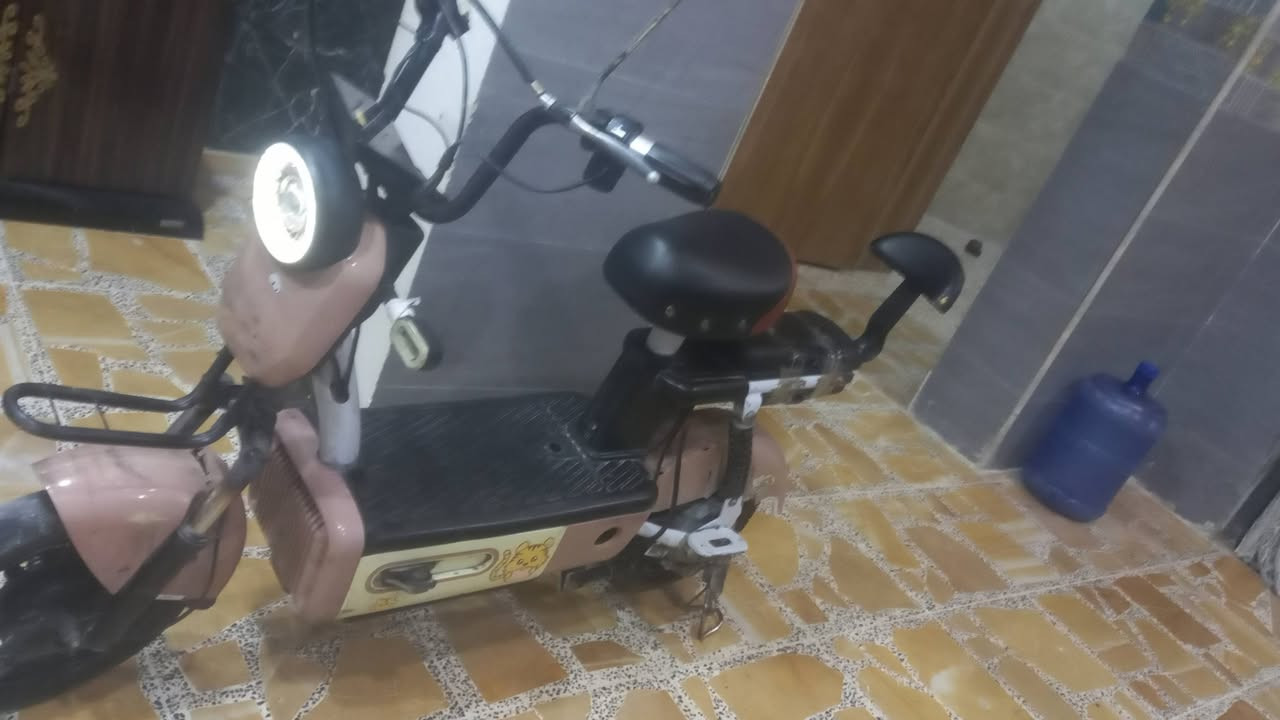 سلام عليكم موطور حجم ١٤ نضيف بطاريته نضيفات كله شغال  اذا كو مراوس R9 ونطي فرق  سعره 150 وبي مجال رقم *********** واتساب عنوان الفلوجه الجولان
