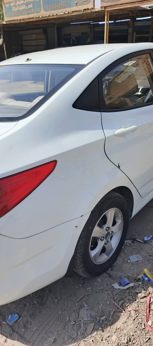 خليجي موديل 13 بيها قطعتين صبغ
رقم بغداد الدولي باسمي 
مكينه ١٦٠٠ نضيفه لا تنقص ولا تبخير
كير قطره نضيف 
تبريد شغال 
صدر نضيف 
تايرات نضيفه 
السعر ٩٠ بيها مجال قليل 
العنوان الدوره ***********
