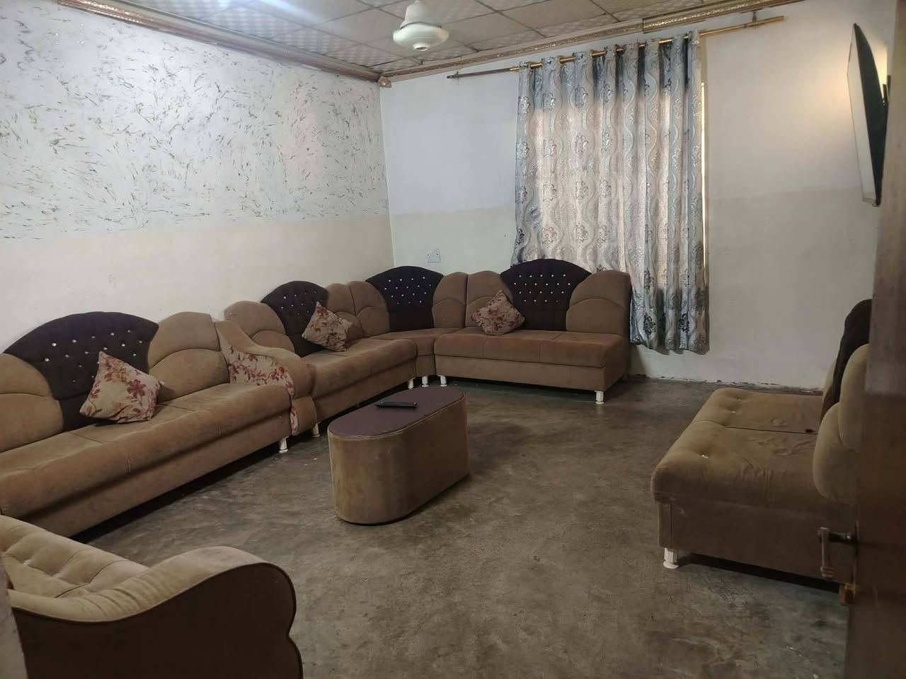 السلام عليكم 
حي عدن قرب مدرسه عدن الابتدائيه 
مساحه٢٠٠م 
طابقين بي شقه باب خارجي على شارع 
للتواصل***********
***********
ملك صرف@
