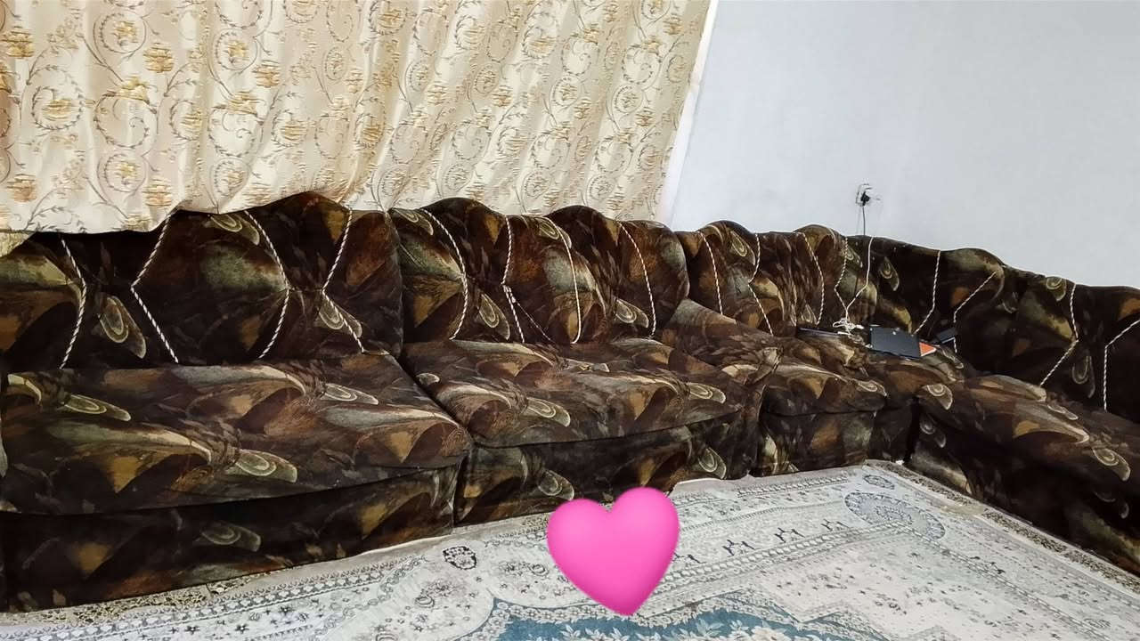 ديوان للبيع
٦ قطع وحده متضرره فقط القماش ممزق 
السعر ٢٠٠ للتواصل واتساب ***********
