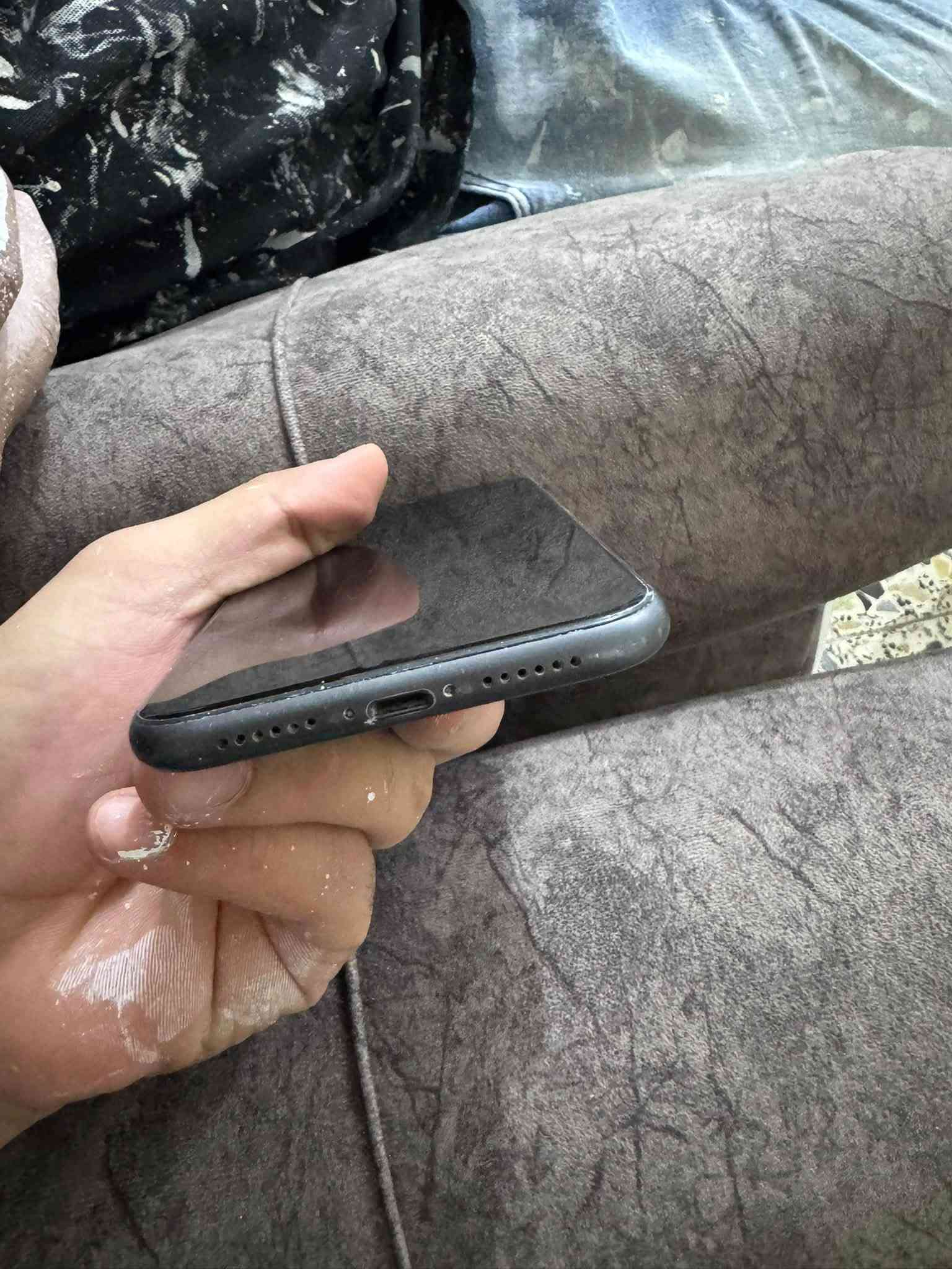 ياالله سلام عليكم ايفون 11عادي بطاريته 77شاشه بيه شخوط  جهاز نضيف حيل بعده وتر كامل غراضه باكيت ول كيبل سعر 280وبي مجال  *********** واتساب و تصال فقط متواجد 24ساعه  جماعت 200لحد يتصل
