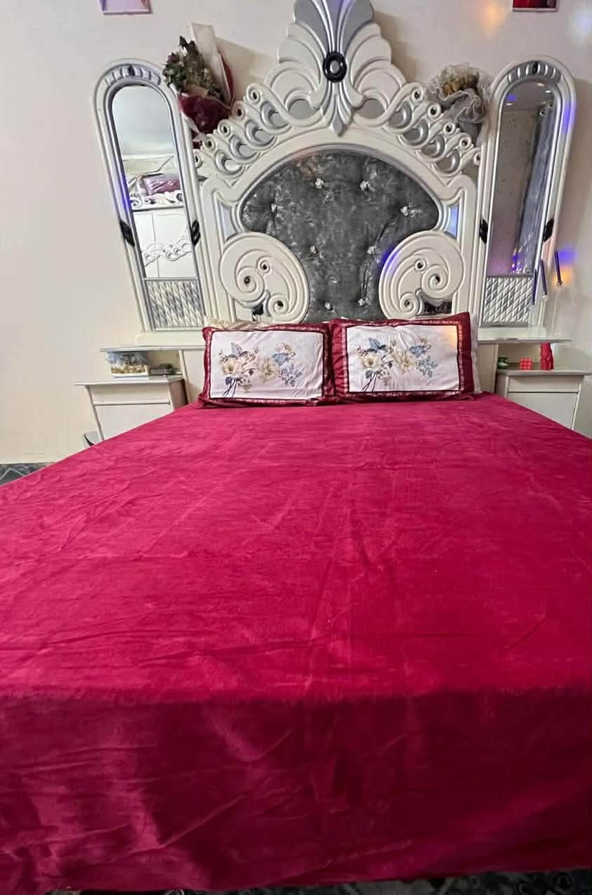 السلام عليكم غرفه اخشاب عراقي بفاصل تركي نضيفه كلش وخوش غرفه ولله بس محتاجه ع بيعتها سعرها٧٥٠وبيها مجال الشراي يتصل ع هل رقم او يراسل واتساب ***********عنوان بغداد الدولعي يم جامع العباس او سوق حماده
