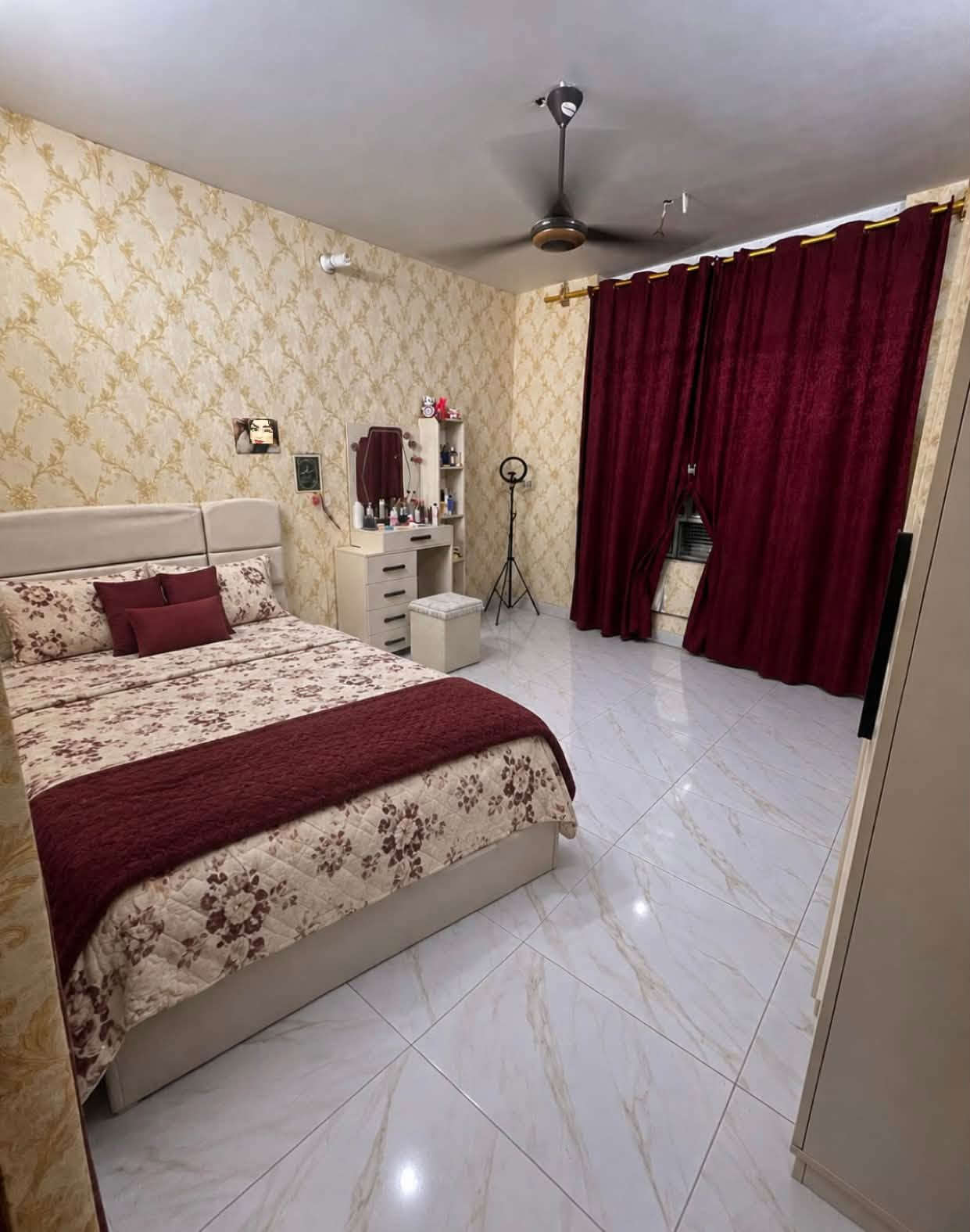 السلام عليكم بيت مساحه 200متر حي البساتين
***********
