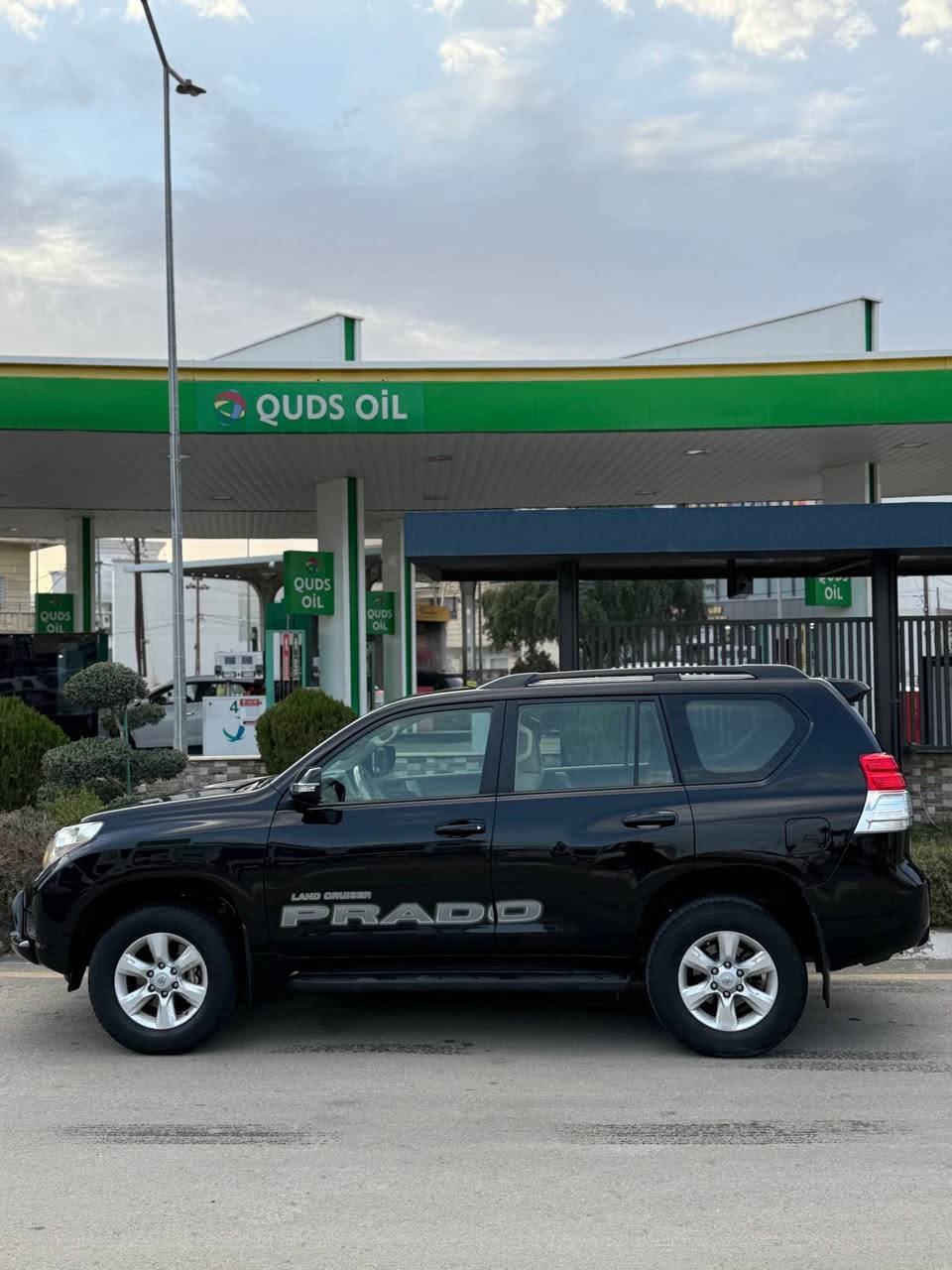 Toyota prado 2013 خليجي فول موصفات وموصفاتها  معروفه سياره جديده ونضيفه  من شركة لحد هسه يمنه كلشي ع وضعيه شركة بيها جاملغ وبونيت صبغ وبوينت بيلادي بعده باقي يحتاجله شبر تعديل كير ومحرك وكلشي بشرط اكلس بشرط سياره دينار مصرف مابيها بدون دواخل تبريد ثلج ومكاني كركوك الي يفيده اني بخدمته 
🛑🛑🛑: سياره ٤ سلندر 
رقم موبايل :*********** كركوك, العراق
