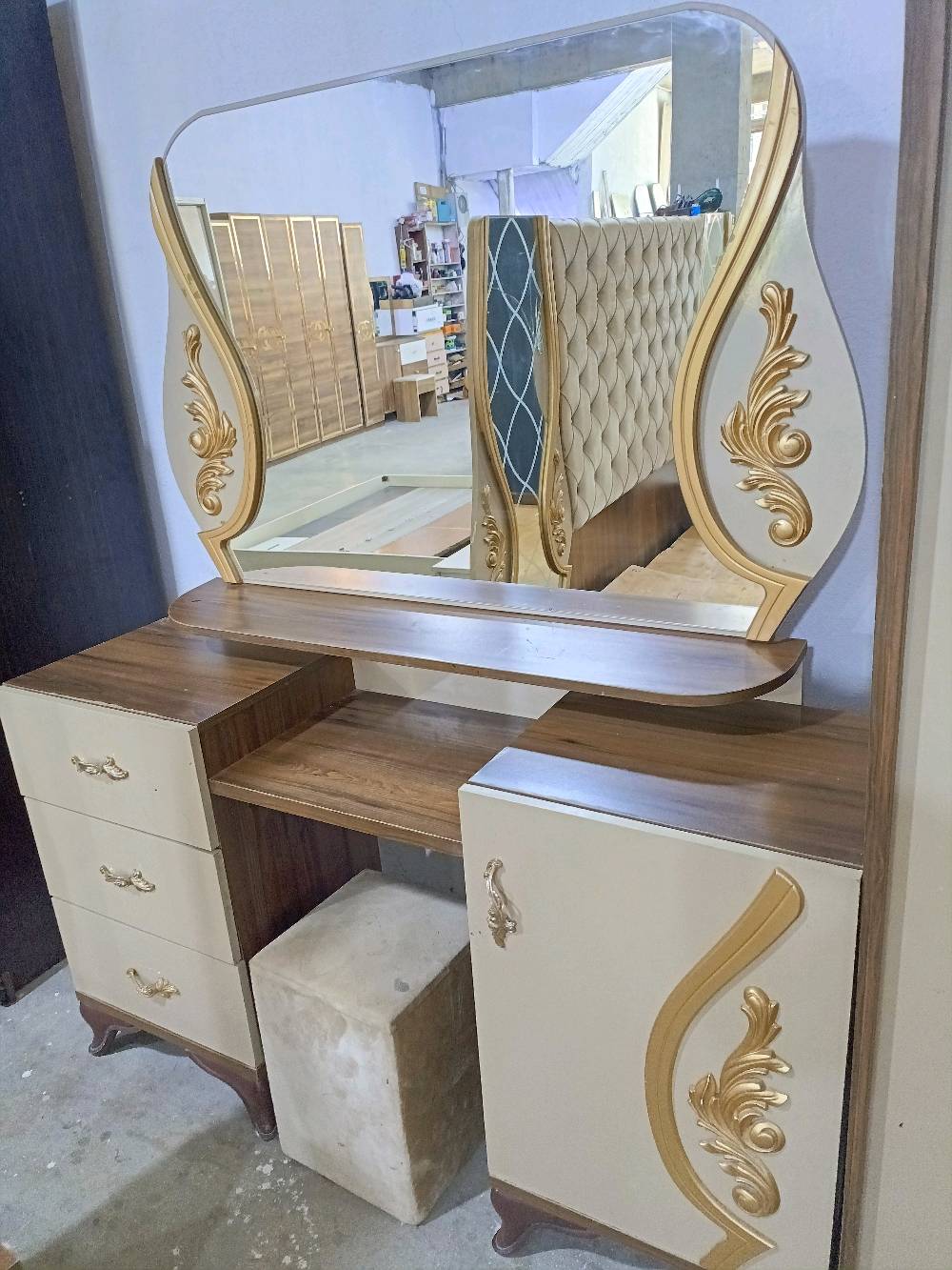 يتوفر لدينا غرف نوم تركي حسب النضافه وعدد القطع للأستفسار اتصل او راسل واتساب 
***********