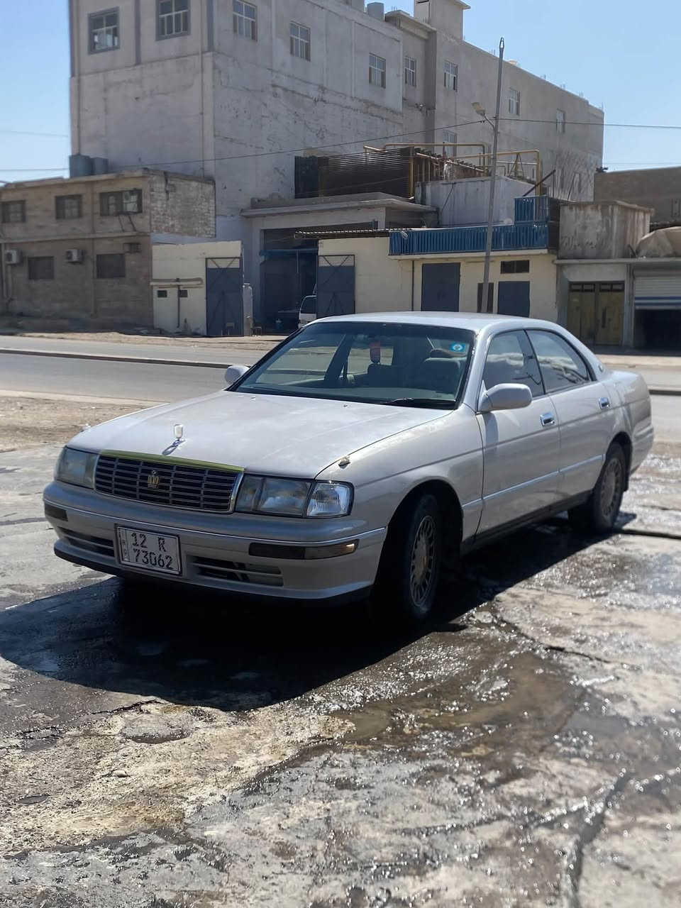 بطه للبيع موديل93 رقم نينوى جديد السياره باسمي تحويل ثاني يوم مكينه وكير شرط  دواخل جديده كهربائيات كلهه شغاله المكان موصل جانب الأيمن 

 ***********
