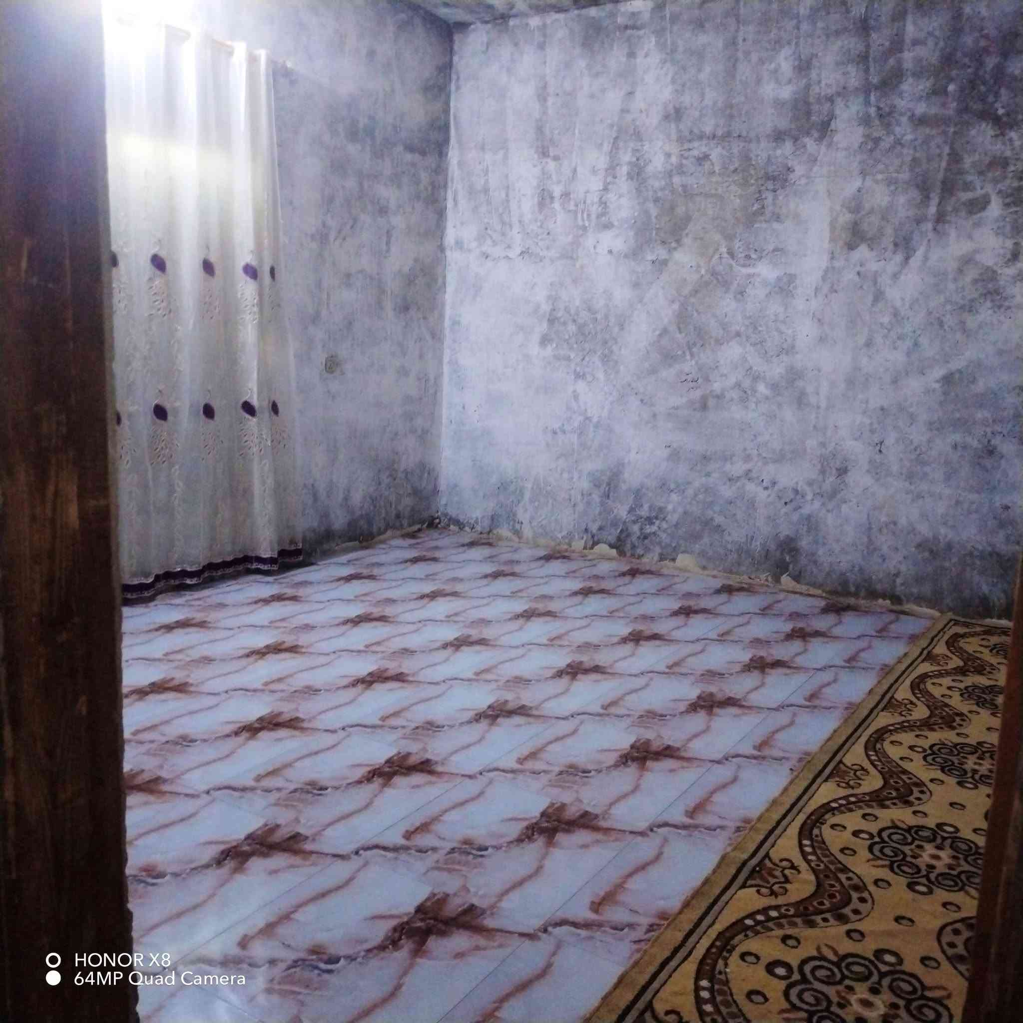 بيت زراعي البيع مساحه 200م
طريق سوك  العكيكه بستان ال طعيمه قرب للشارع لعام محتوياته غرفتين وصاله واستقبال وديوانيه ومطبخ وصحيات وترك ومنور بناء جديد بلوك كهربائي رباطات عوزه بس بورك  بيتونه وارضيه ديوانيه هاذا رقمي *********** السعر44 وبي مجال شراي بسيط جداً

نص مكتوب في الصور:
- HONOR X8 64MP Quad Camera
- O HONOR X8 64MP Quad Camera
- HONOR X8
- 64MP Quad Camera
