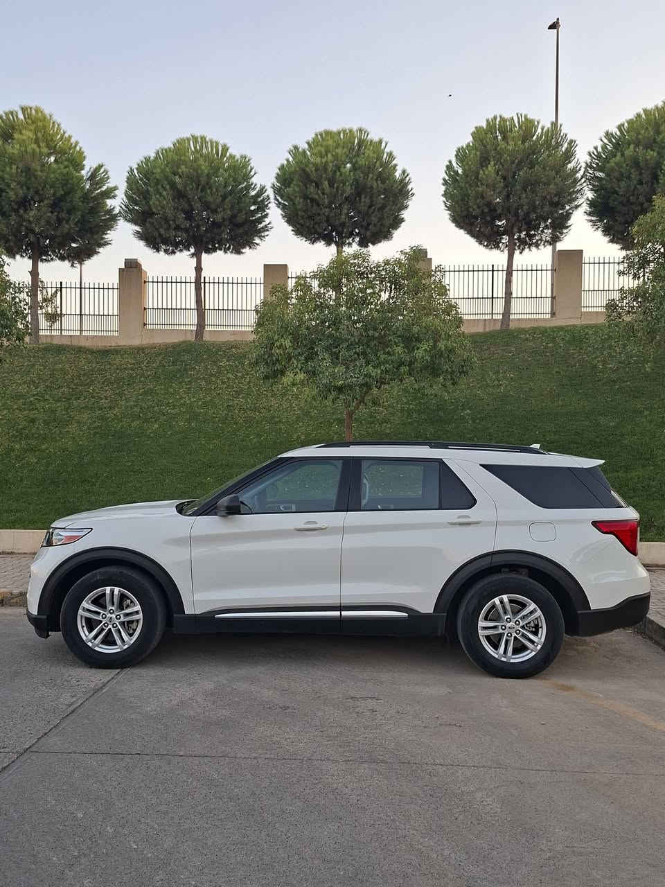 ﷽
Ford Explorer 2023 XLT 
   السيارة بدون صبغ بدون تبديل بدون ايرباك حتى دعاميات مابيها صبغ.  مرقمه جاهزة   بسمي السيارة مكاني سليمانية 

الموديل : 2023

اللون : ابيض 
السعر : 265

العداد : 44 ميل 

حجم المحرك : 4 سلندر ( 2300 توربو )
 
  
المواصفات : XLT  

بصمة تشغيل 
بصمات ابواب 
شاشه سوني لمس  
كراسي تدفئة 
كراسي امامي كهربائي 
صندوق كهربائي 
حساسات خلفية
لد امامي وخلفي 
بصمة ترحيب بلاجيكتور
تبريد خلفي 
عدد المقاعد (7) راكب
ويل حجم كبير (20)
رادار  امامي وخلفي 
كاميرة خلفية 
كشافات
اوتو ستوب بعد هواية مواصفات السياره حيل نضيف جاهزه مابيها اي نقص بشرط كير محرك تبريد كله بشرط  مكاني سليمانية للإستفسار *********** سعر 265
