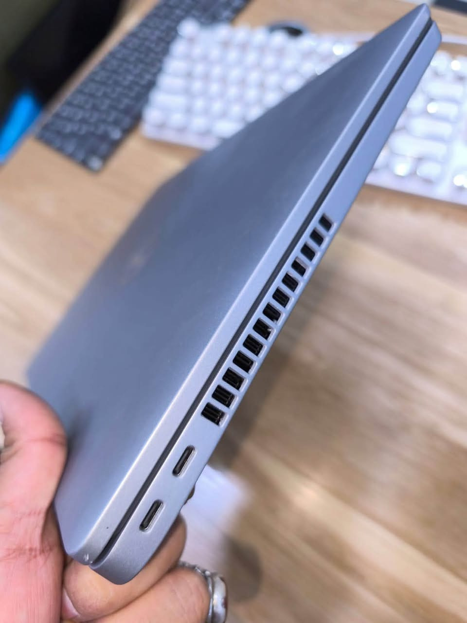 💻 لأنك مميز، تستاهل لابتوب مثلك 😎🔥
🔥 Dell Latitude – Core i5 الجيل 11 🔥

🔹 المعالج: Intel Core i5 الجيل 11
🔹 الرام: 8GB DDR4
🔹 التخزين: 256GB SSD ⚡
🔹 الشاشة: 14 إنج FHD
🔹 الدقة: 1920×1080
🔹 كرت الشاشة: Intel Iris Xe Graphics
🔹 الكيبورد: Backlit مضيء ⌨️
🔹 كاميرا: HD
🔹 Wi-Fi + Bluetooth
🔹 منافذ USB
🔹 منفذ HDMI
🔹 منفذ USB Type-C
🔹 قارئ ذاكرة SD
🔹 سماعات مدمجة 🔊
🔹 مايكروفون مدمج 🎙️
🔹 يدعم Windows 11
🔹 جهاز سريع وسلس بالاستخدام
🔹 الحالة: نظيف جدًا ✨

📚 مناسب للدراسة والجامعة
💼 مناسب للشغل والمكاتب
🌐 تصفح وبرامج وأعمال يومية
⚡ SSD يعطيك سرعة بالإقلاع وفتح البرامج

📞 للاستفسار والحجز: ***********
