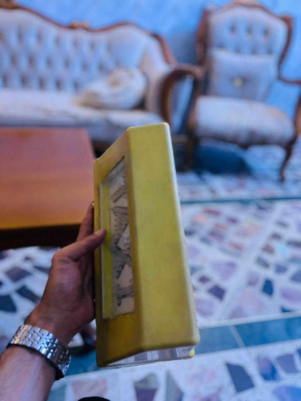 سلام عليكم شباب جمعه مباركه على الجميع
قطعه ام شاشه 

بلاديه بدون اي تعمير 

وشغاله. كله 

فقط جامه مالته طاكه وبدله. 

عنوان بغداد 

***********
