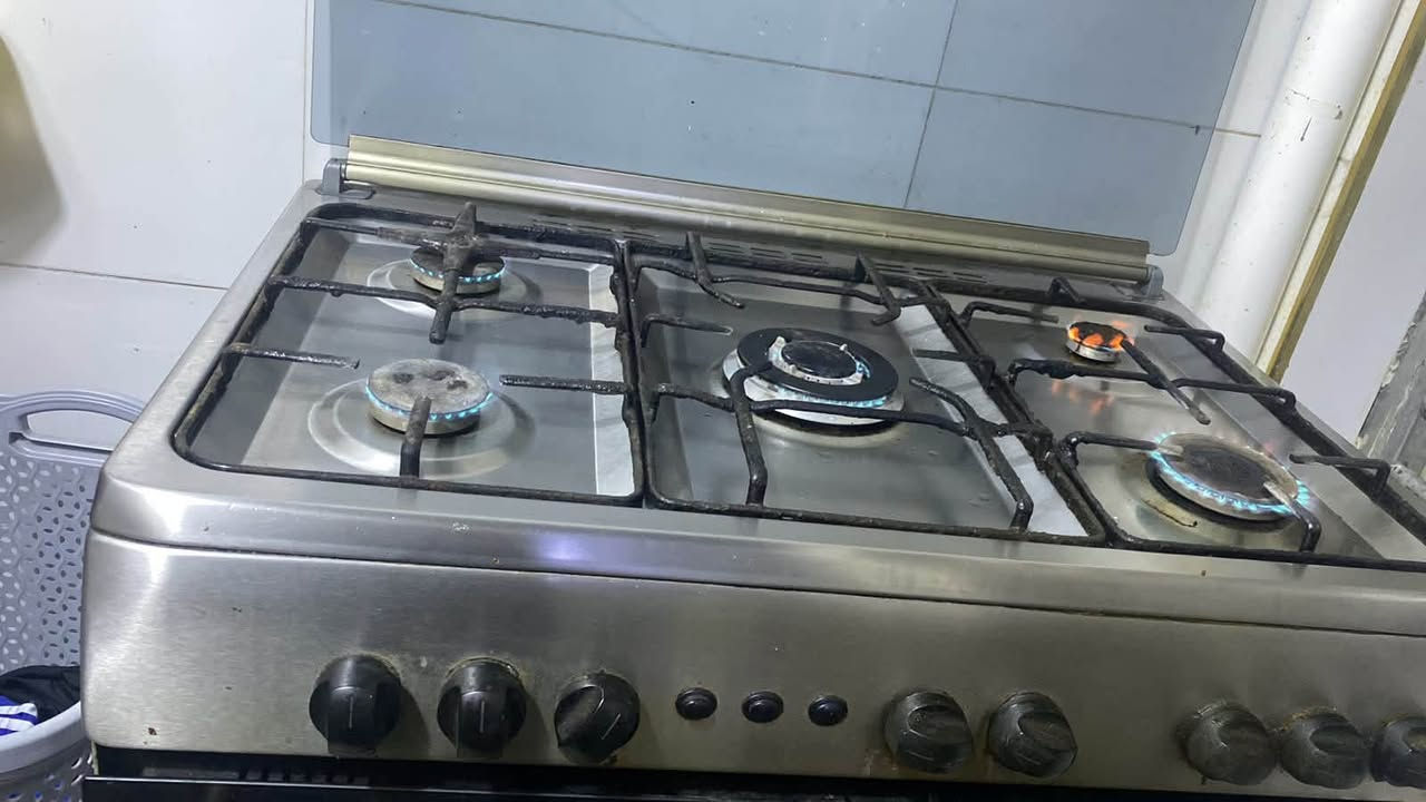 طباخ درجة اولى استعمال قليل اخو الجديد شغال 5 عيون و الفرن امانة الله يخبل ب200 الف و بي مجال 
*********** للتواصل واتساب
